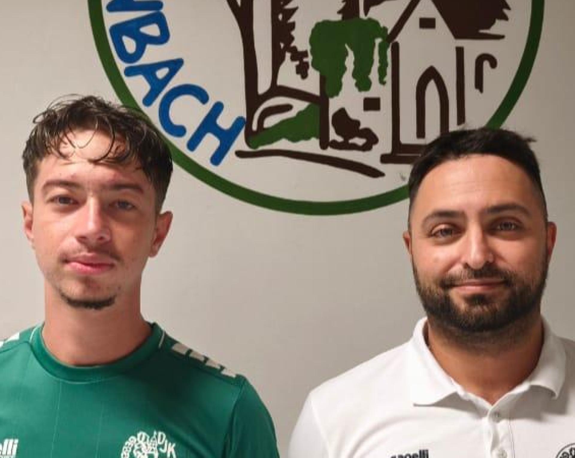 Nimelio Kapaj (links) verstärkt ab sofort die DJK Gebenbach. Sehr zur Freude des Sportlichen Leiters Erdal Izmire. (Bild: Izmire/exb)