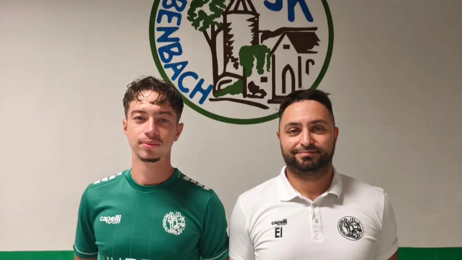 Nimelio Kapaj (links) verstärkt ab sofort die DJK Gebenbach. Sehr zur Freude des Sportlichen Leiters Erdal Izmire. (Bild: Izmire/exb)