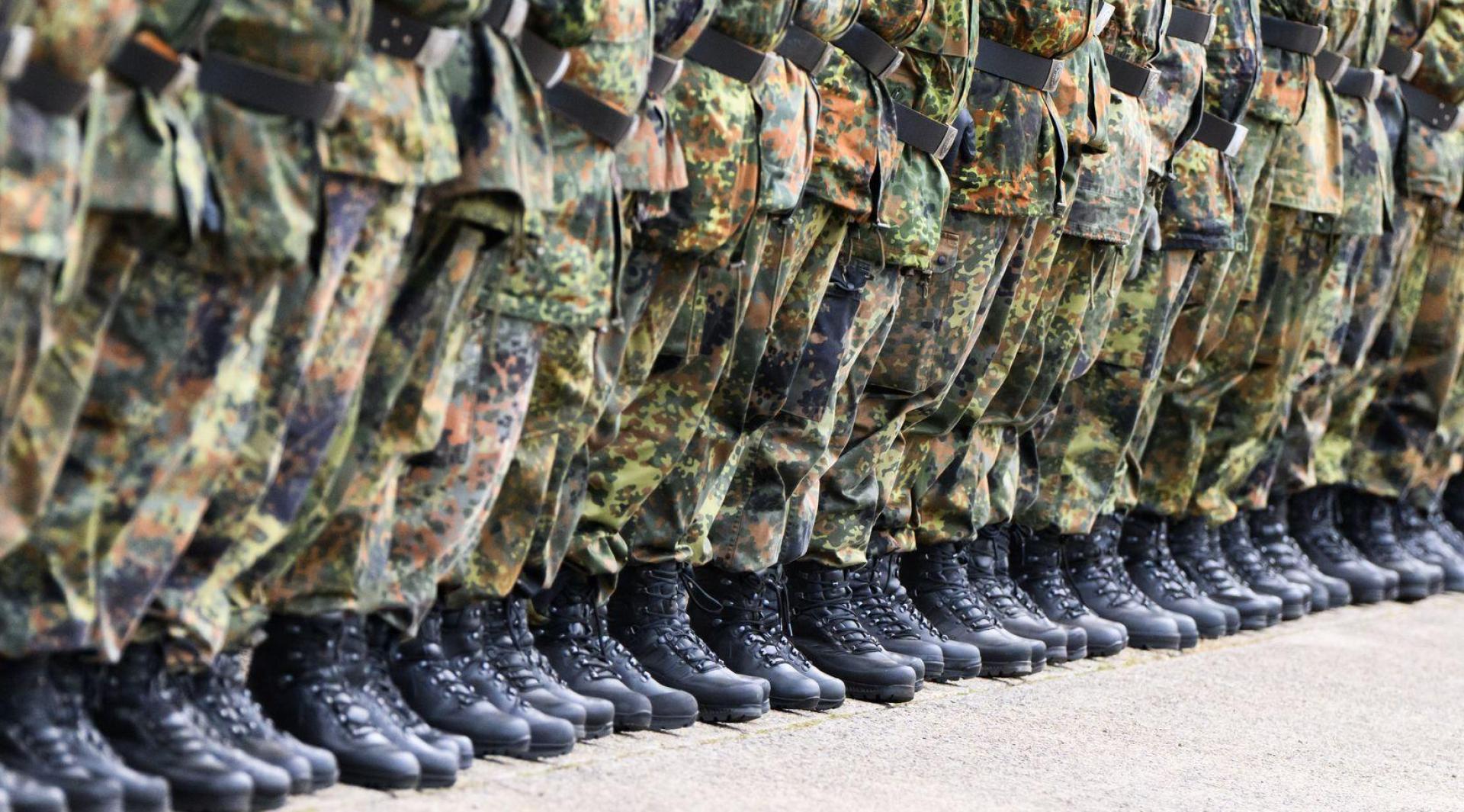 Konkret heißt es in dem Antrag, sowohl Frauen als auch Männer sollten den Fragebogen „verpflichtend“ ausfüllen. (Symbolbild) (Bild: Julian Stratenschulte/dpa)