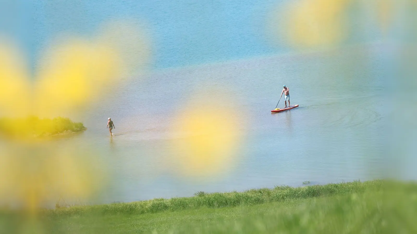 Ein SUP-Fahrer ist auf dem Forggensee unterwegs. (Archivbild) (Bild: Karl-Josef Hildenbrand/dpa)