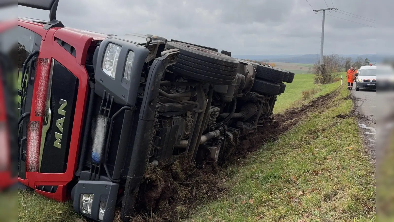 Bei Hahnbach ist ein Lastwagen umgekippt. (Bild: Polizeiinspektion Sulzbach-Rosenberg)