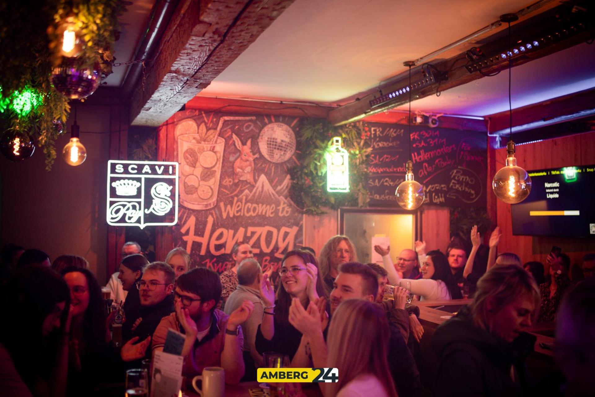 Die Bilder vom Karaoke im Herzog. (Bild: Julia Bär)