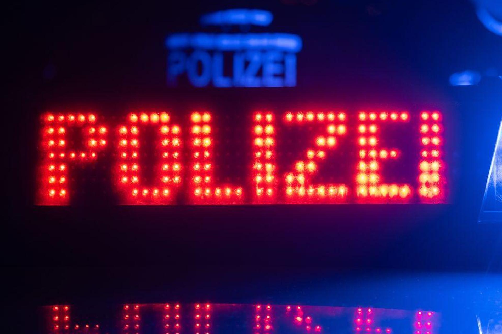 Die Polizei stoppte in Poppenricht ein nicht mehr verkehrstüchtiges Ehepaar mit E-Scootern, bevor es losfuhr. (Symbolbild: Marijan Murat/dpa)