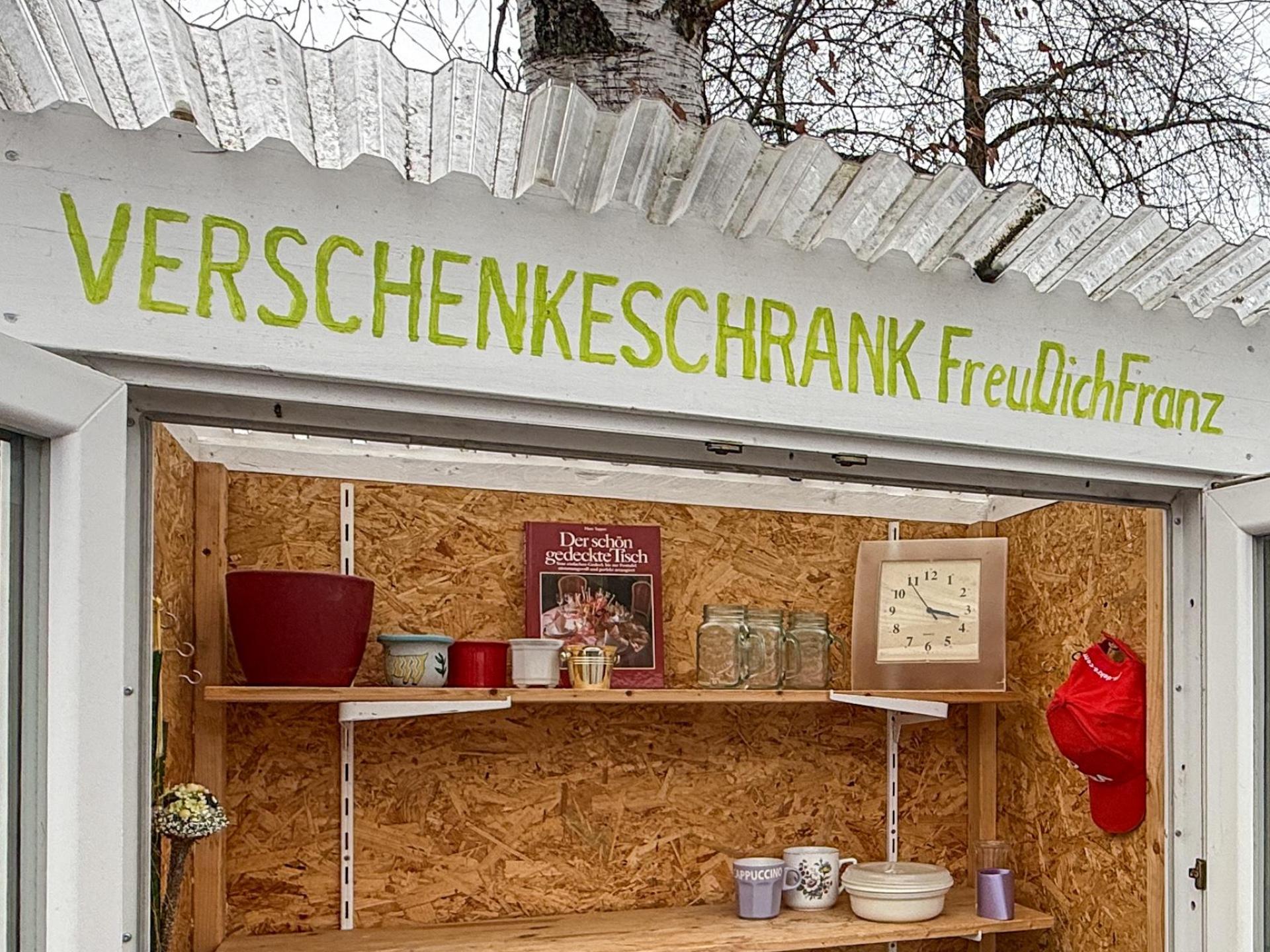 „Freu dich Franz” ist ein stationärer Verschenkeschrank, er befindet sich an der Hirschauer Straße in Ammersricht, die Pfarrkirche St. Konrad ist nur einen Steinwurf entfernt.  (Bild: Petra Hartl)