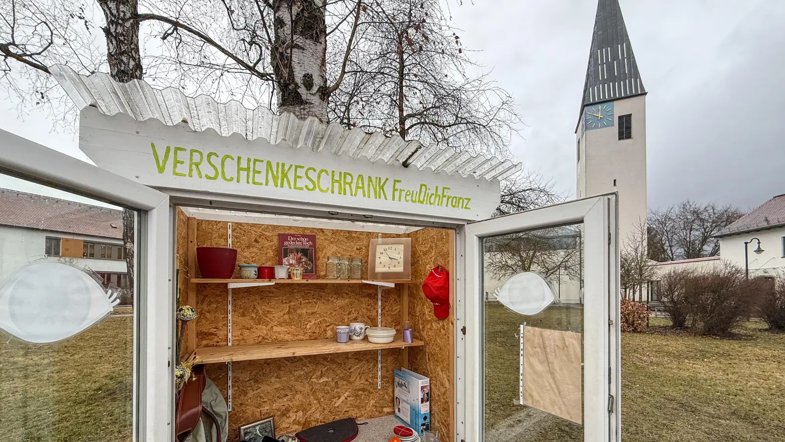 „Freu dich Franz” ist ein stationärer Verschenkeschrank, er befindet sich an der Hirschauer Straße in Ammersricht, die Pfarrkirche St. Konrad ist nur einen Steinwurf entfernt.  (Bild: Petra Hartl)