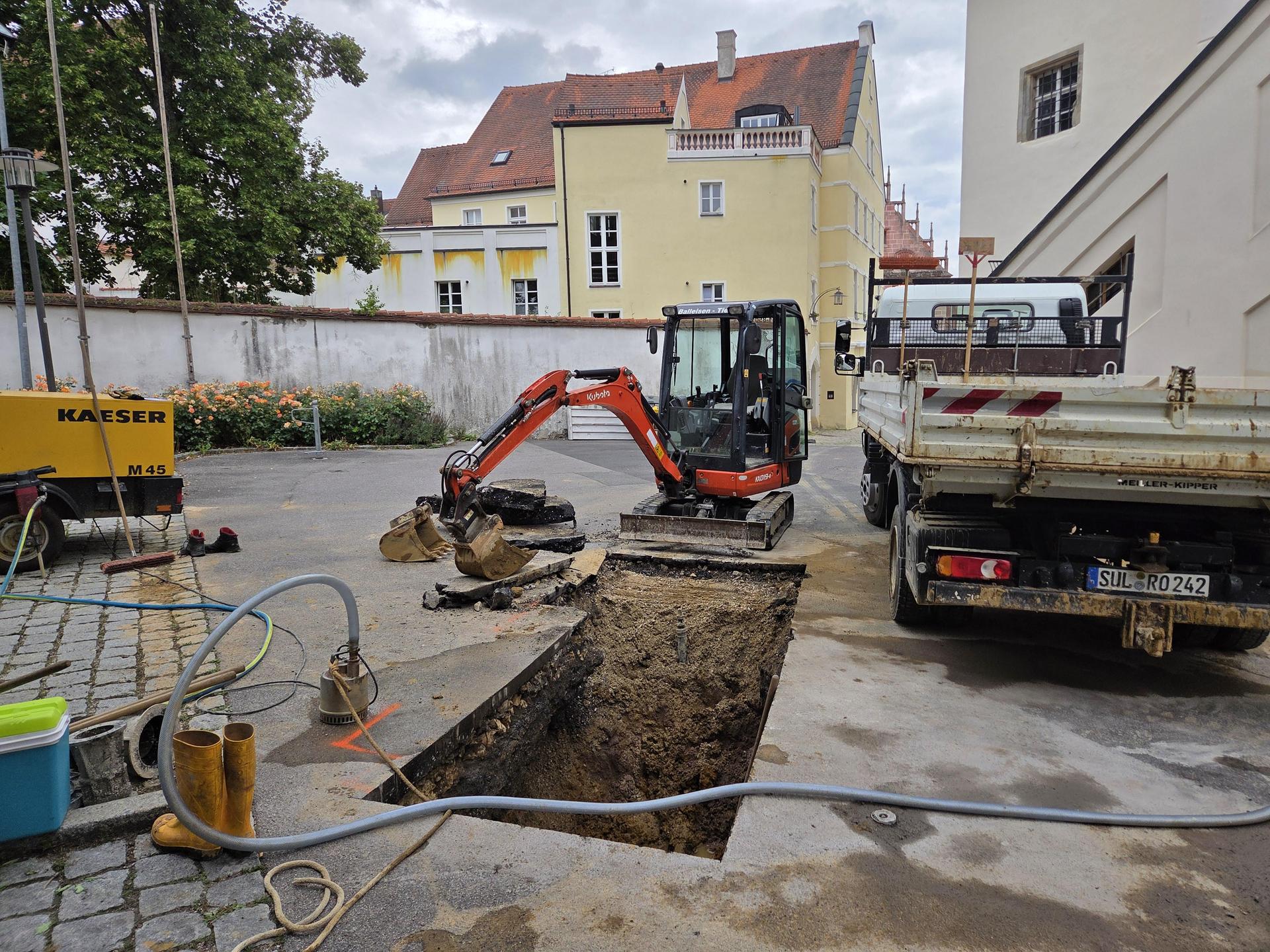 Der Pfarrplatz in Sulzbach ist bis voraussichtlich Mittwoch, 8. Juli, wegen eines Wasserrohrbruchs gesperrt. (Bild: Tobias Gräf)