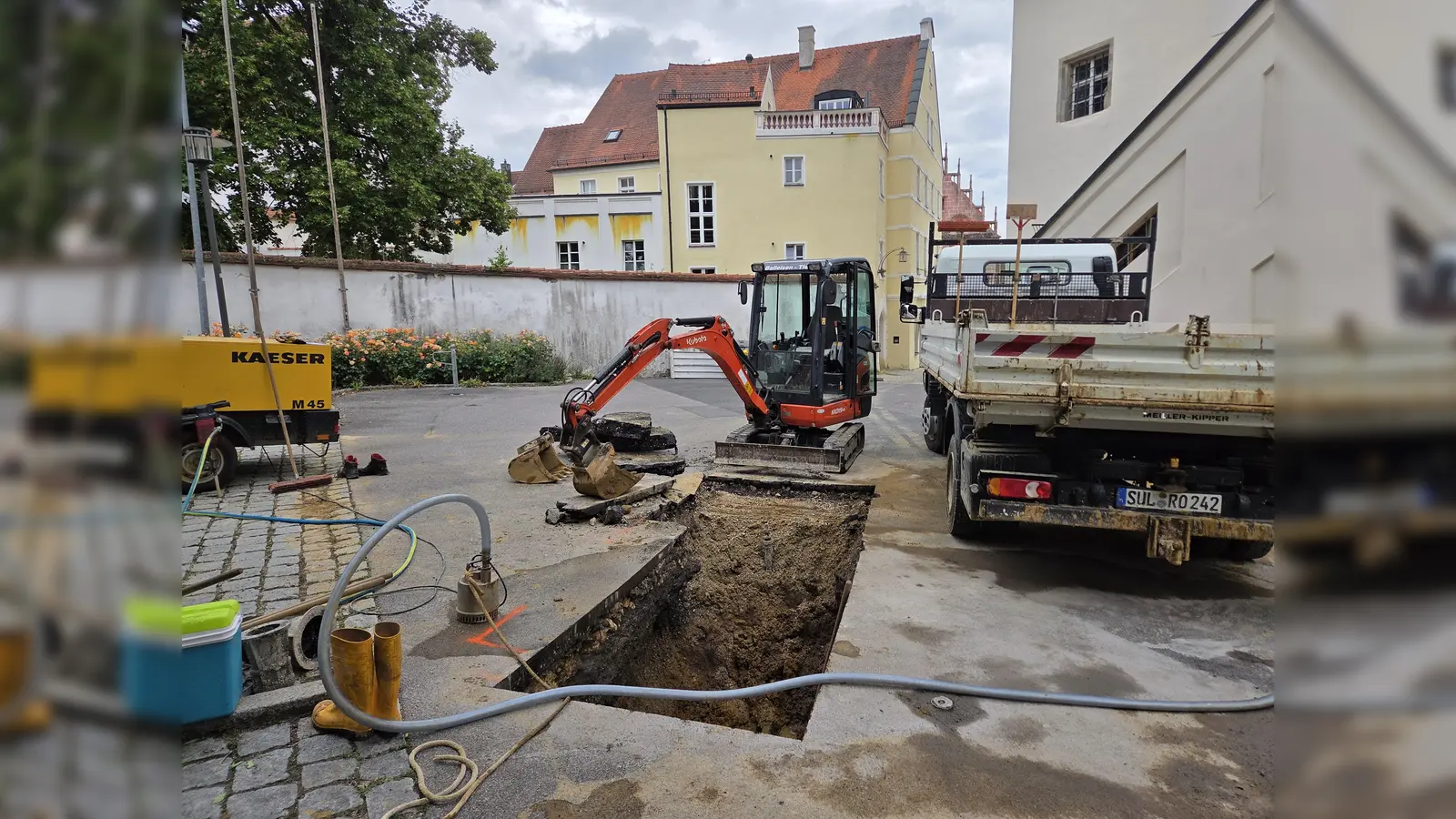 Der Pfarrplatz in Sulzbach ist bis voraussichtlich Mittwoch, 8. Juli, wegen eines Wasserrohrbruchs gesperrt. (Bild: Tobias Gräf)