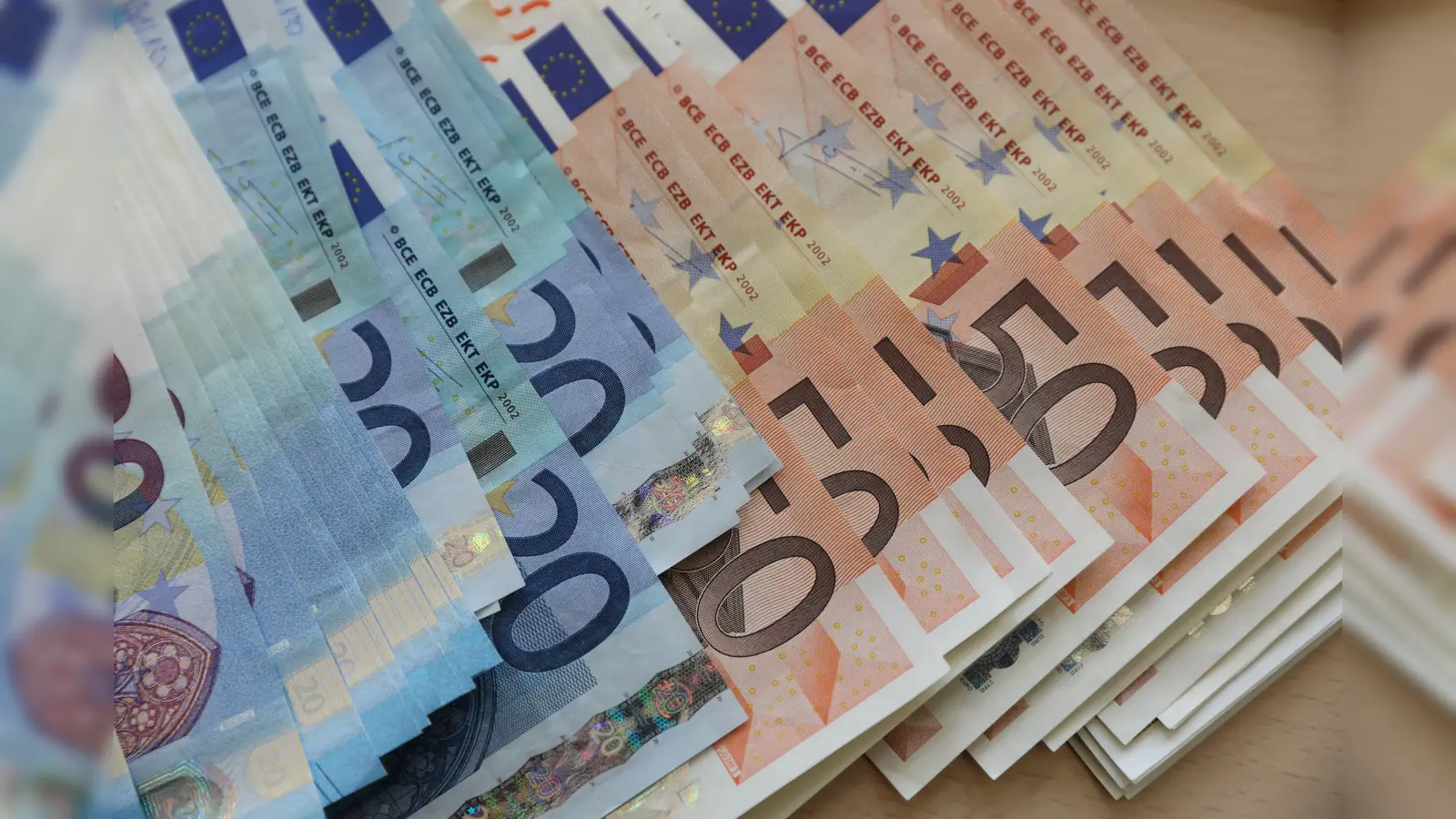 Online-Betrüger prellen eine Frau aus Freihung um über 10.000 Euro. (Symbolbild: Bernd Wüstneck/dpa)