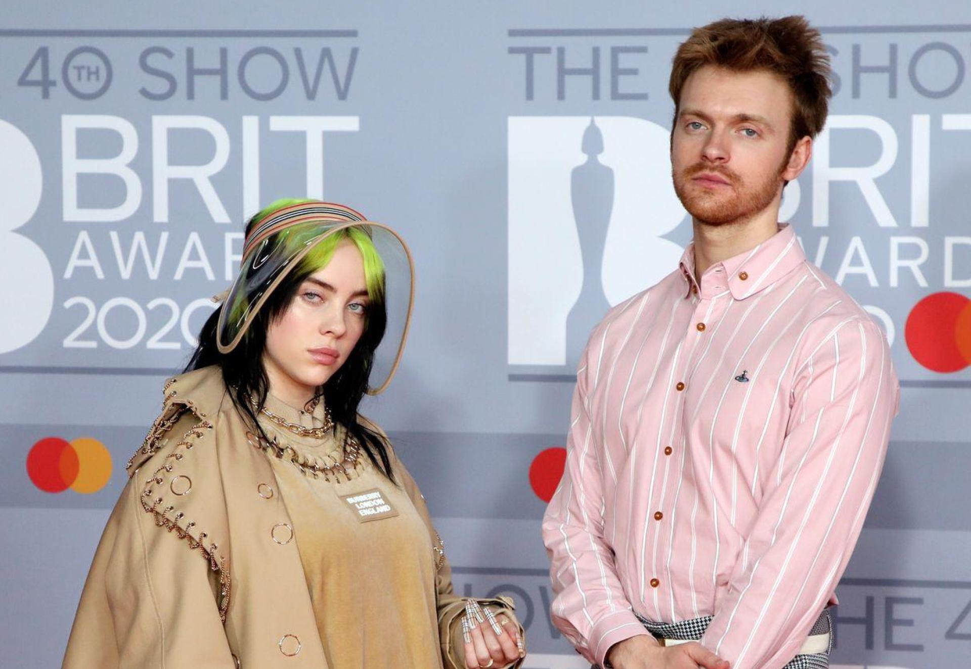 Der Bruder von Popstar Billie Eilish (links), der Musiker Finneas O'Connell, hat sich verlobt. (Archivbild: Vianney Le Caer/Invision/AP/dpa)
