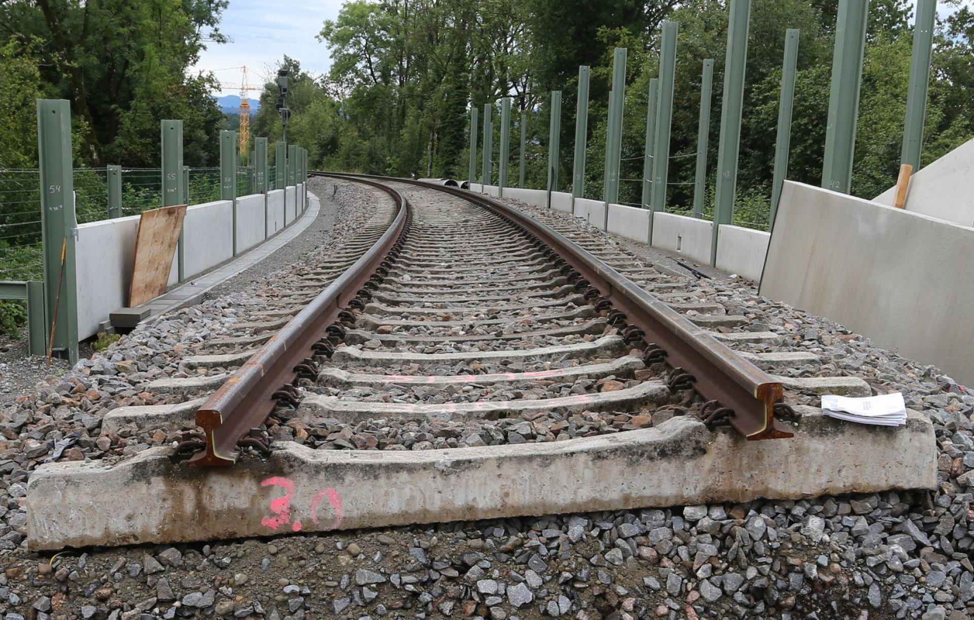 Bayern klagt, beim Eisenbahnnetz herrsche „Alarmstufe Rot“. (Archivbild) (Bild: Karl-Josef Hildenbrand/dpa)