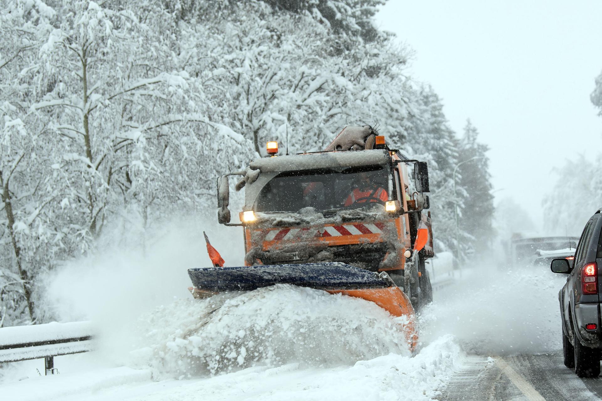 Ein Schneepflug weicht in Hahnbach einem roten Kleinwagen aus und fährt gegen ein Bankgebäude. Die Polizei sucht Zeugen. (Symbolbild: Federico Gambarini/dpa)