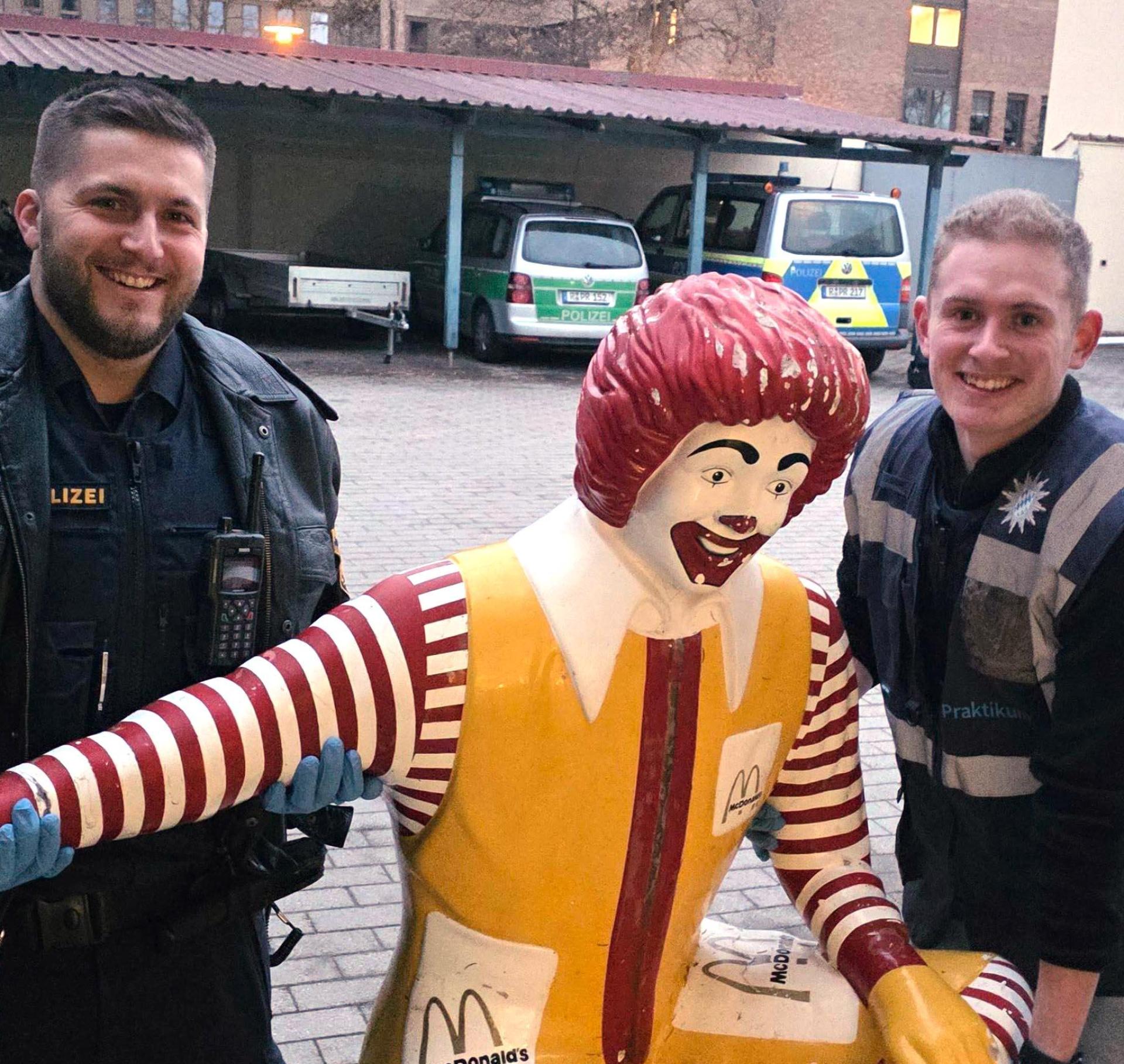 Da freut sich auch die Polizei: Die gestohlene Ronald-McDonald-Figur ist wieder da. (Bild: PI Schwandorf, PHMin Wexler)