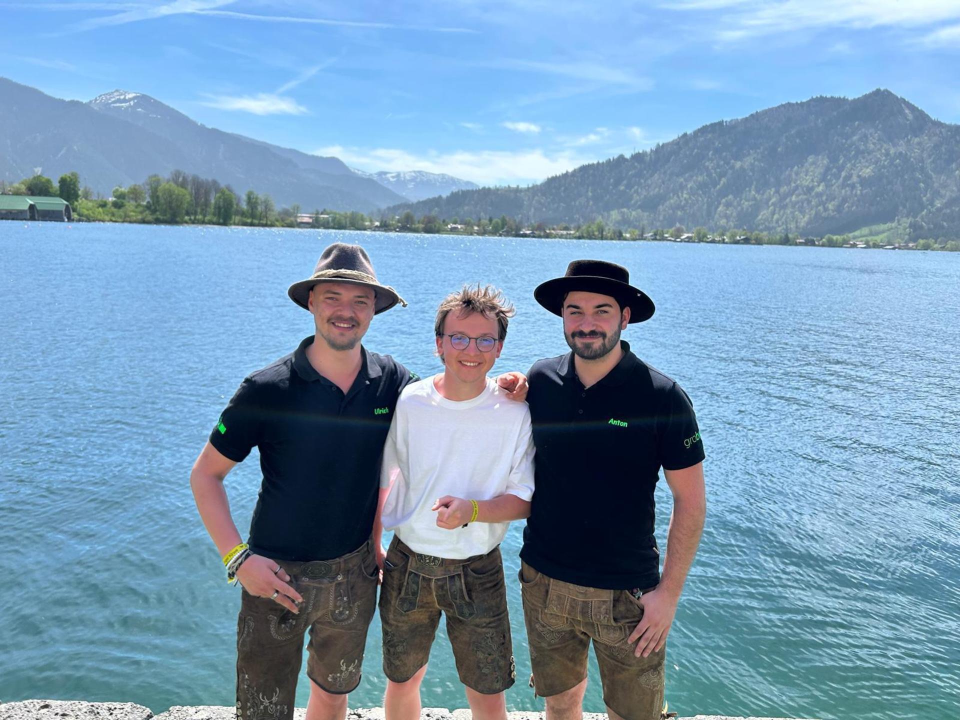 Dreifaltig fetzig: Lukas Spiesl (der mit „i”), Lukas Gimpl (der mit „e”) und Felix Göldner (von links) am Tegernsee. (Bild: HKV Köfering)