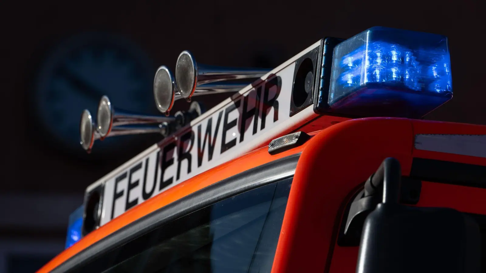 Die Feuerwehr wurde zu einer brennenden Mülltonne in Kümmersbruck gerufen. (Symbolbild: Marijan Murat/dpa)