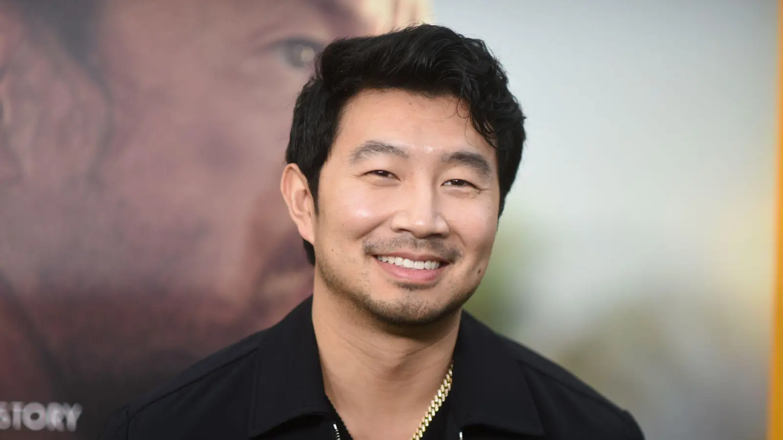 Hollywoodstar Simu Liu bekam beim Dreh seines Spionage-Thrillers einige Tritte ins Gesicht. (Archivbild) (Bild: Richard Shotwell/Invision via AP/dpa)