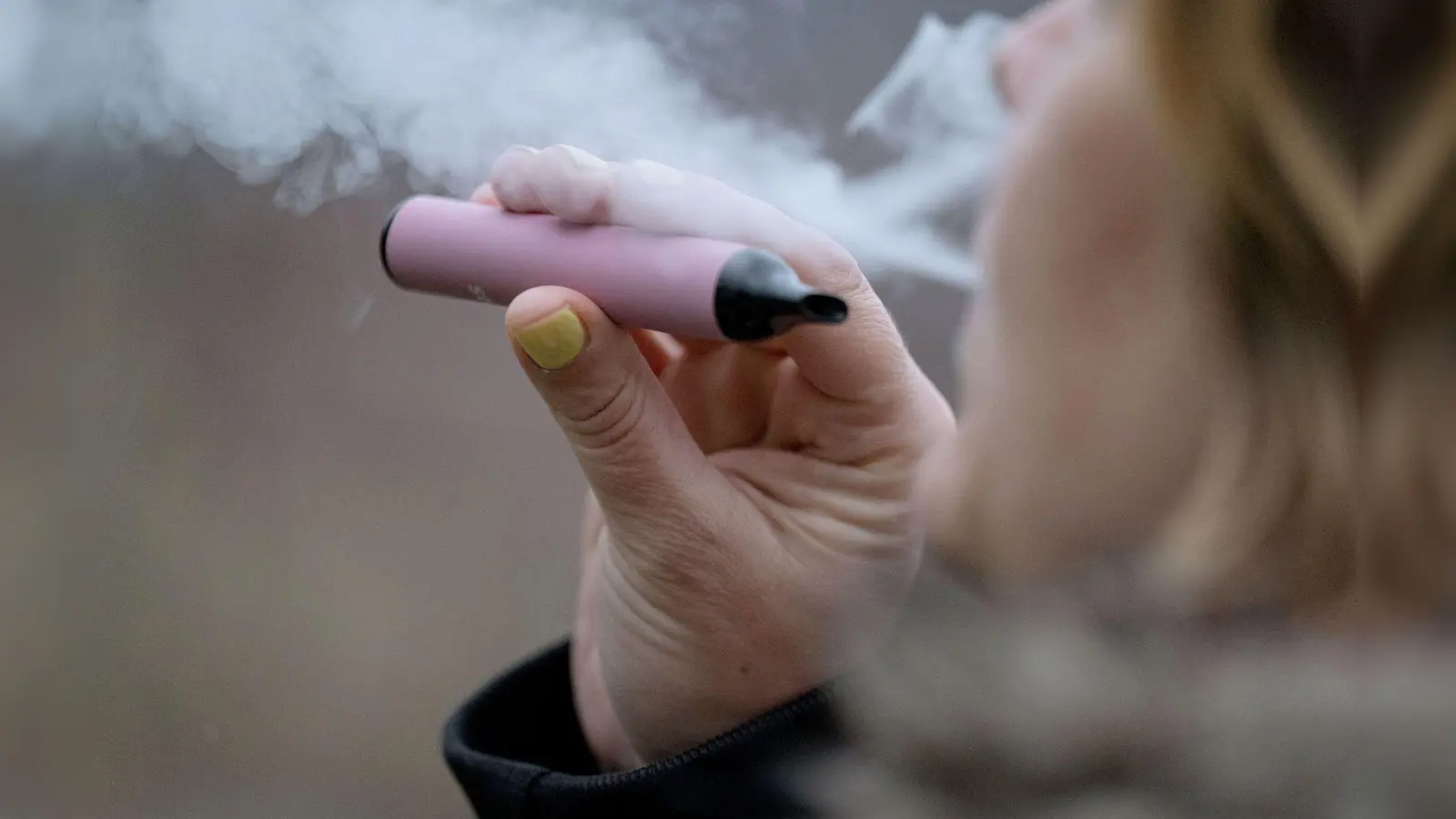 Eine 16-jährige Schülerin hat an einer Schule in Sulzbach-Rosenberg sogenanntes Baller-Liquid konsumiert. Die Polizei brachte die Jugendliche nach Hause. (Symbolbild: Marijan Murat/dpa)