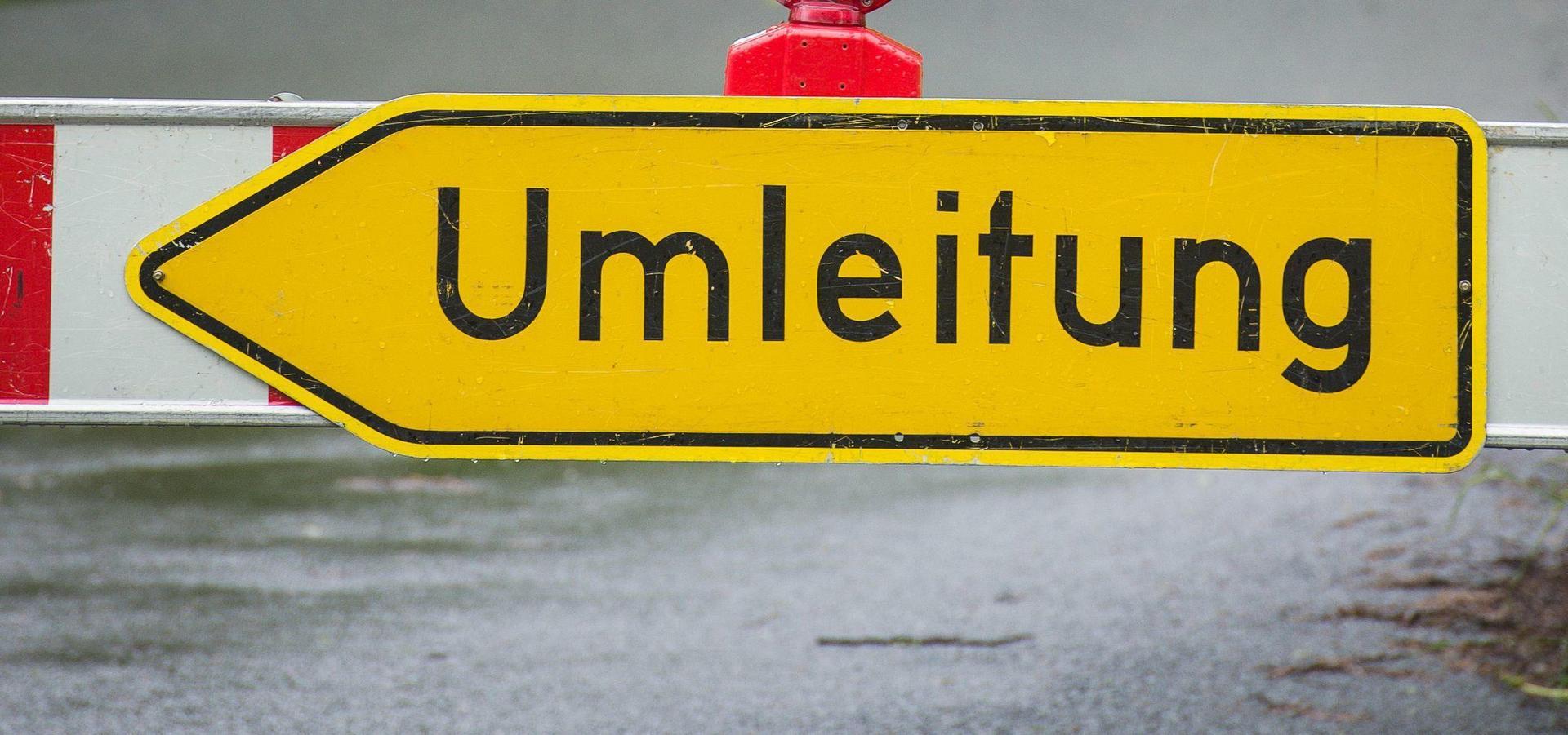 Aufgrund des Marktplatzfestes wird die Hauptstraße in Hirschau voll gesperrt.  (Symbolbild: David Ebener/dpa)