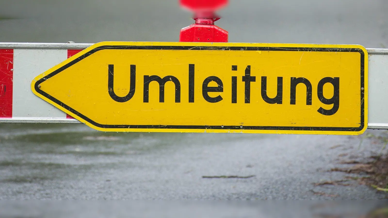 Aufgrund des Marktplatzfestes wird die Hauptstraße in Hirschau voll gesperrt.  (Symbolbild: David Ebener/dpa)