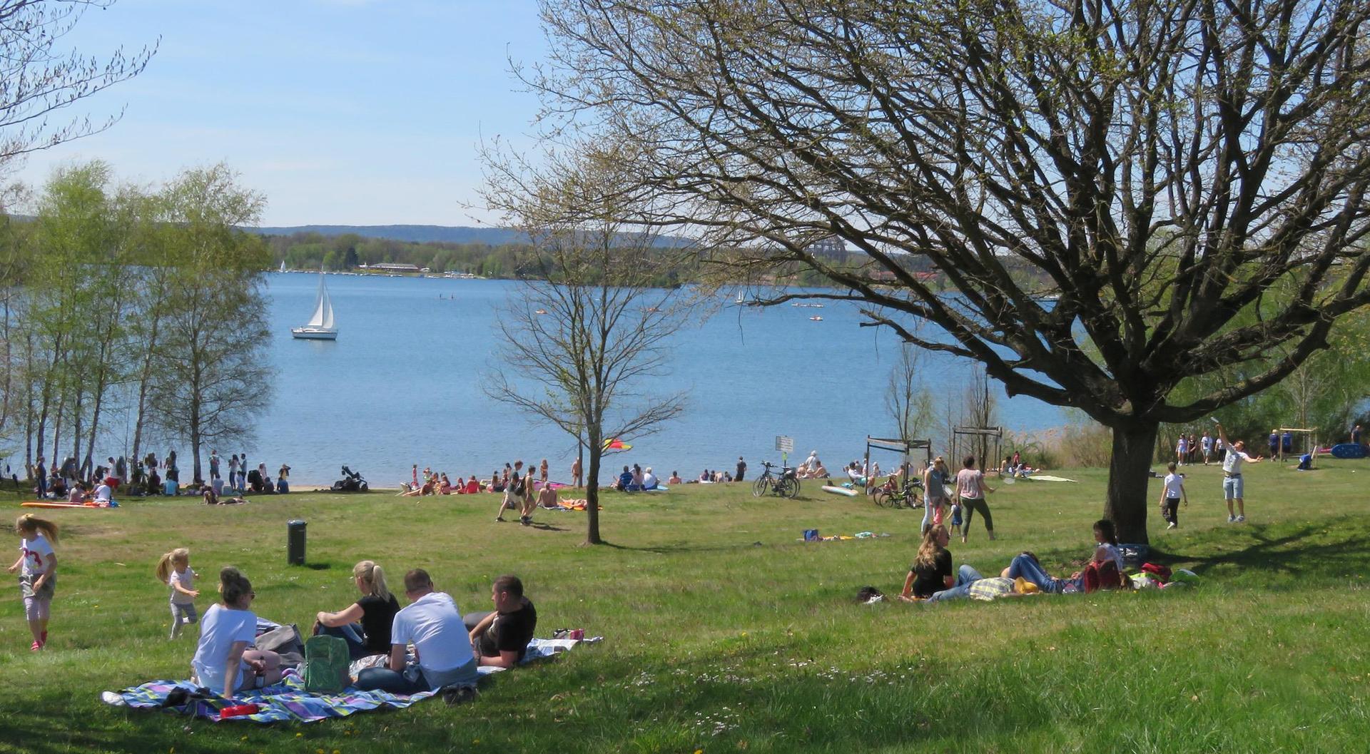 Am Steinberger See wurden am Samstag mehrere Verstöße gegen die Seeordnung festgestellt. Ein 26-Jähriger muss mit einer Anzeige rechnen, weil er einen Einmalgrill benutzte. (Archivbild: Gerhard Goetz)
