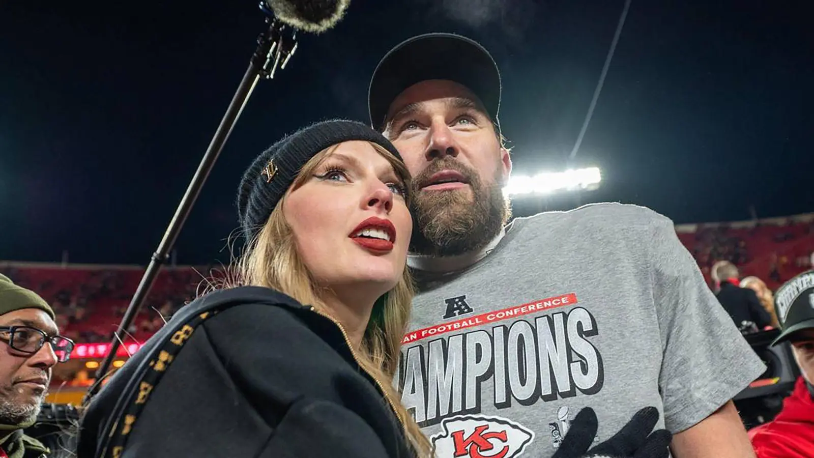 Im Juni soll die Hochzeit sein: Taylor Swift (l) und Travis Kelce. (Archivbild) (Bild: Emily Curiel/Ecuriel@kcstar.Com/TNS via ZUMA Press Wire/dpa)