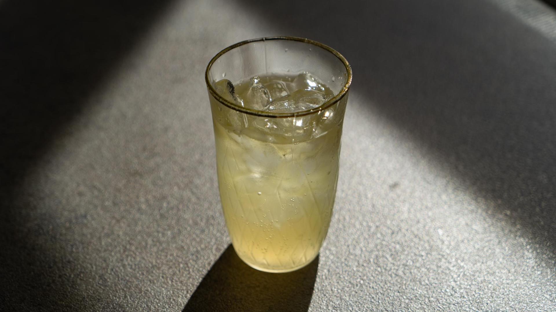 Mit dunklem Rum sähe der Drink schon cooler aus, aber dafür ist er eben jetzt Light and Airy. (Bild: knz)