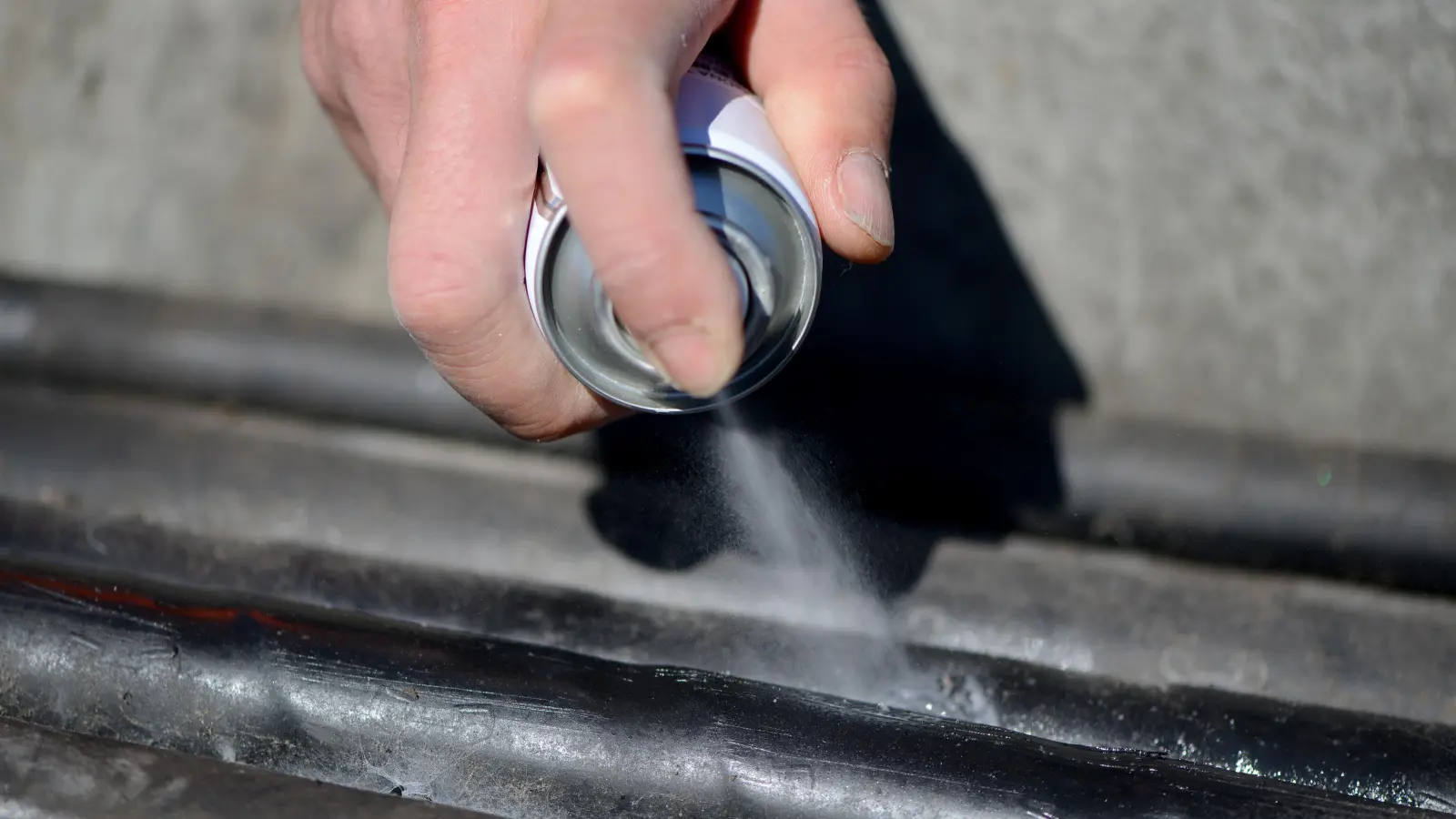 In Sulzbach-Rosenberg hat ein Graffiti-Sprayer eine Tür beschmiert. Die Polizei sucht nun nach Zeugen. (Symbolbild: Caroline Seidel/dpa)
