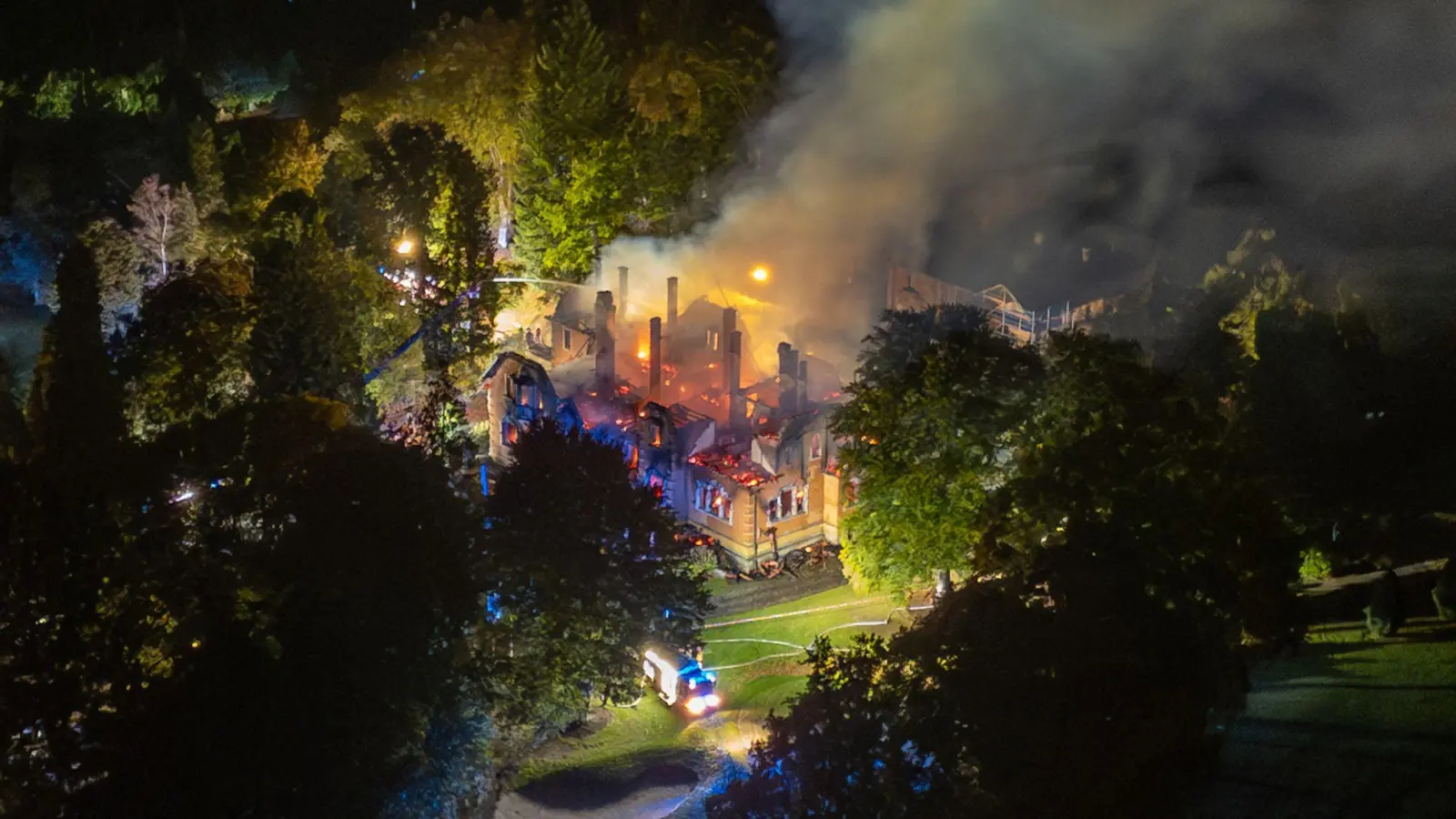 Mehrere Feuerwehren aus der Umgebung rückten an, um den Brand zu löschen. (Bild: Lars Haubner/News5/dpa)