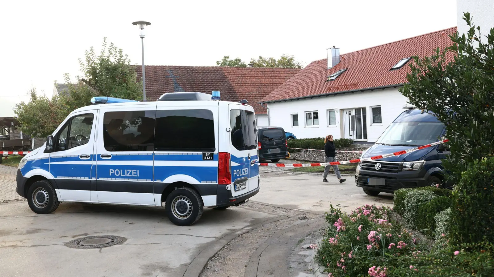 Nach der Tat sperrte die Polizei das Wohnhaus des mutmaßlichen Täters für die Ermittlungen ab. (Archivbild) (Archivbild: Daniel Löb/dpa)