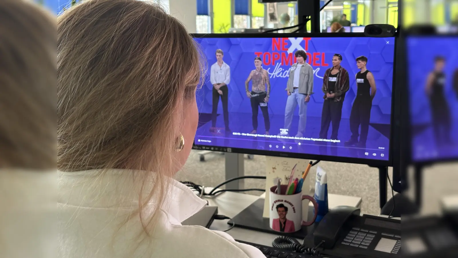 In der zweiten Folge der diesjährigen „Germany's Next Topmodel”-Staffel ist Josef Reichl aus Pfreimd (zweiter von links, Bildschirm) zu sehen. (Bild: Kira Lorenz)