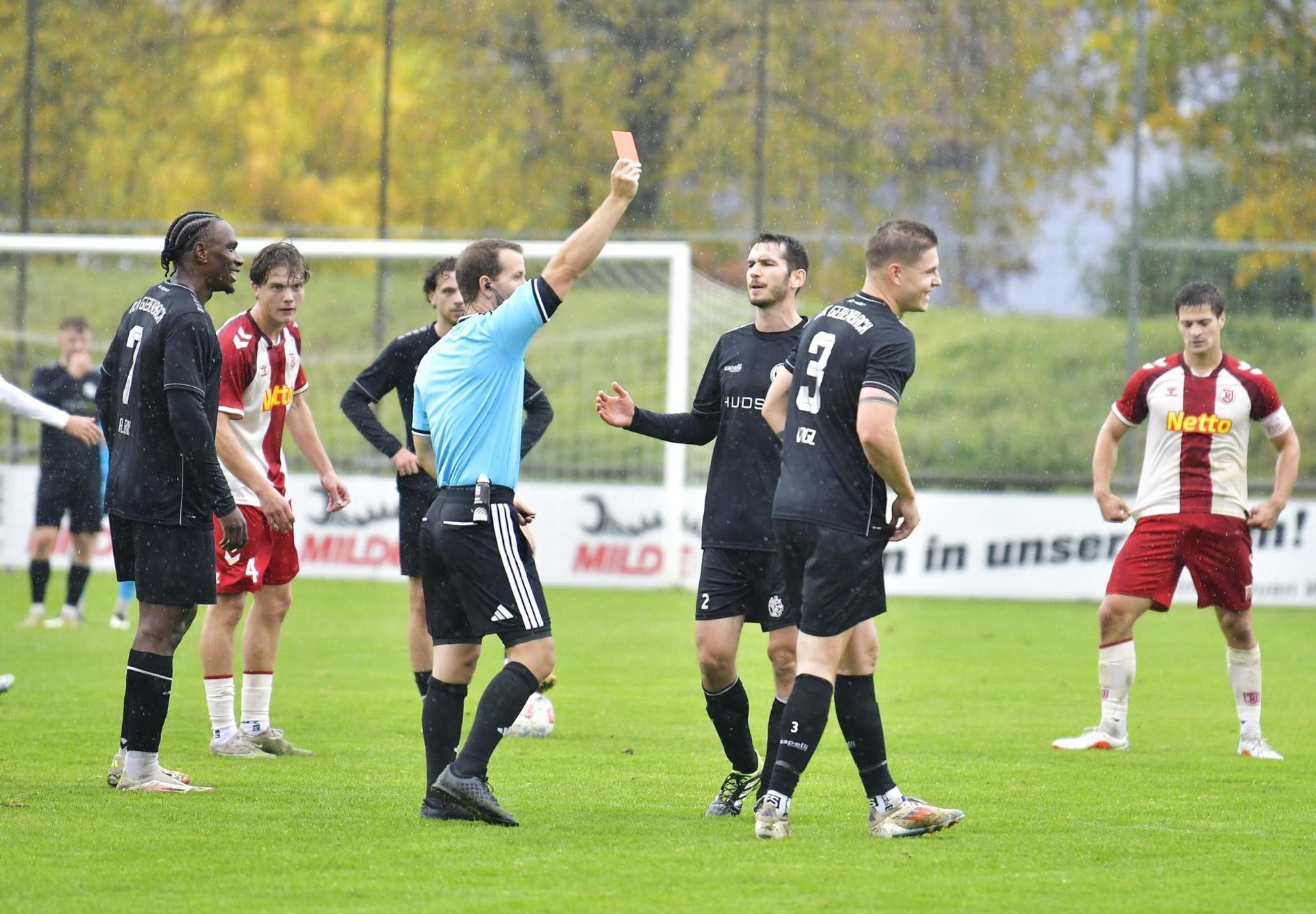 Rote Karte für Geburtstagskind Fabian Vogl (rechts) von der DJK Gebenbach nach Foulspiel. (Bild: Hubert Ziegler)