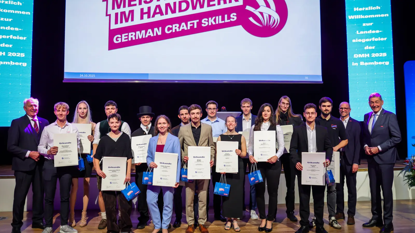 HWK-Präsident Dr. Georg Haber (rechts), Christian Kaiser, stellvertretender Bereichsleiter Berufsbildung der Handwerkskammer Niederbayern-Oberpfalz (zweiter von rechts), und Franz Xaver Peteranderl, Präsident des Bayerischen Handwerkstages (links), gratulierten den Landessiegerinnen und Landessiegern aus Ostbayern zu ihrem Erfolg bei der Deutschen Meisterschaft im Handwerk. (Bild: Frank Wunderatsch)