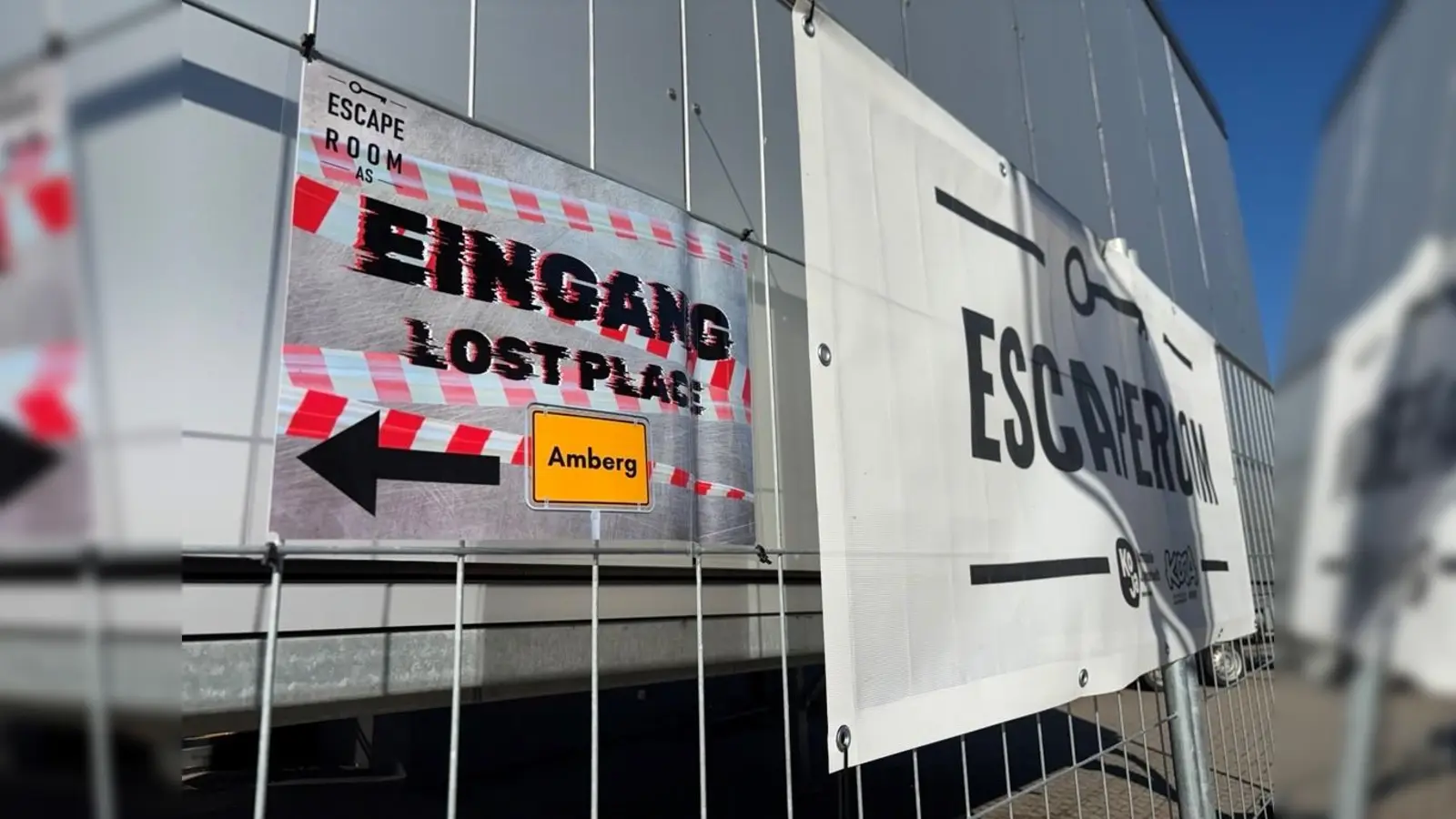 In der Eglseer Straße in Amberg gibt es einen Lost Place: Wo früher ein Getränkemarkt war, hat jetzt eine Gruppe von Ehrenamtlichen der Kommunalen Jugendarbeit Amberg-Sulzbach einen Escape-Room für die Ferienzeit eröffnet. Am 1. August geht's los. Alle Termine sind bereits vergeben. (Bild: roa)
