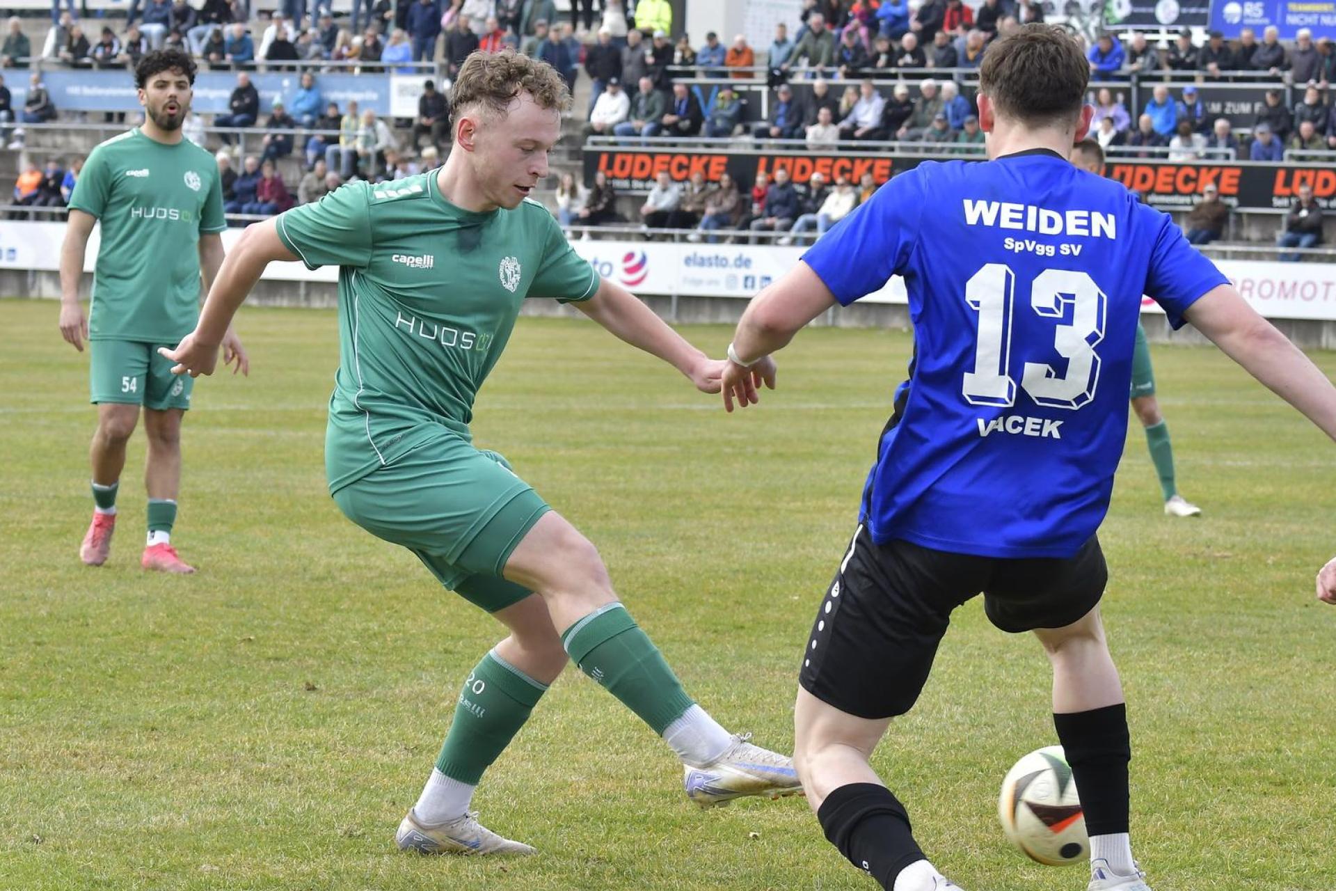 Leon Kipry (links) bleibt der DJK Gebenbach treu. (Archivbild: Hubert Ziegler)