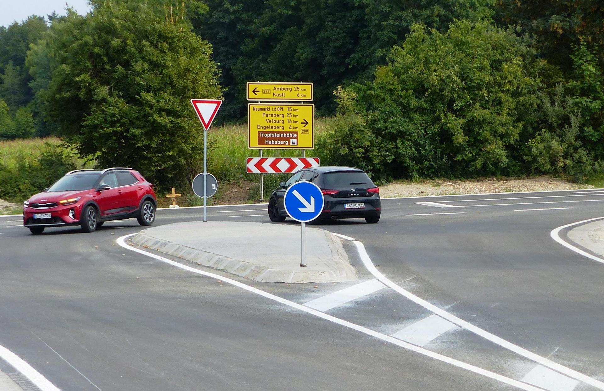 Nach fast vier Wochen wurden die Bauarbeiten beendet. Die B299 wurde, wie hier an der Einmündung bei Lauterhofen in Richtung Amberg und Neumarkt neu asphaltiert. Außerdem wurden die Verkehrsinseln neu betoniert und neue Straßenmarkierungen aufgebracht.  (Bild: jp)
