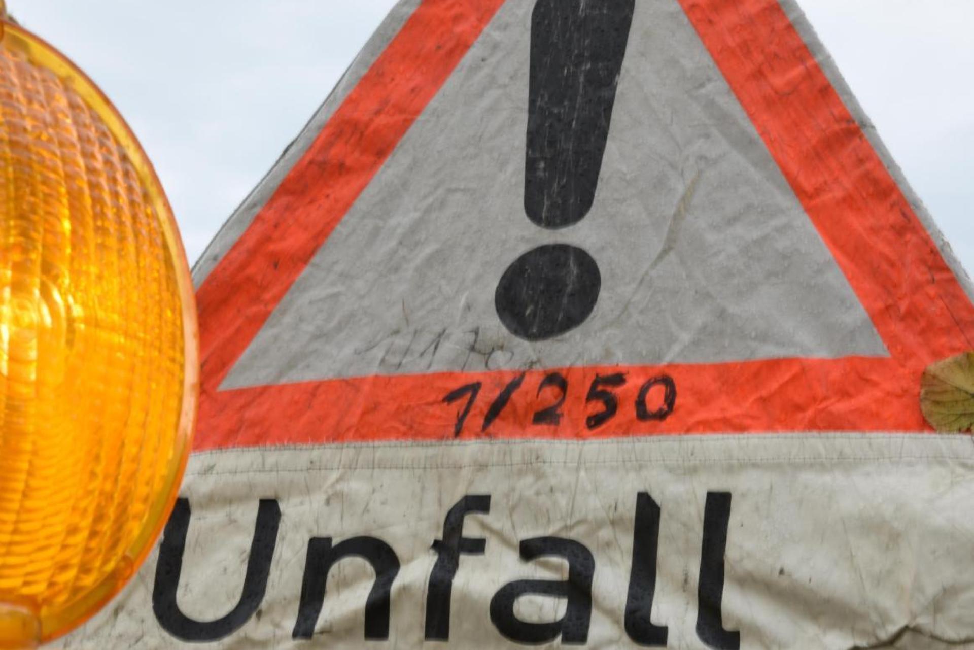 Ein 88-jähriger VW-Fahrer verursachte in Amberg einen Unfall. (Symbolbild: Patrick Seeger/dpa)