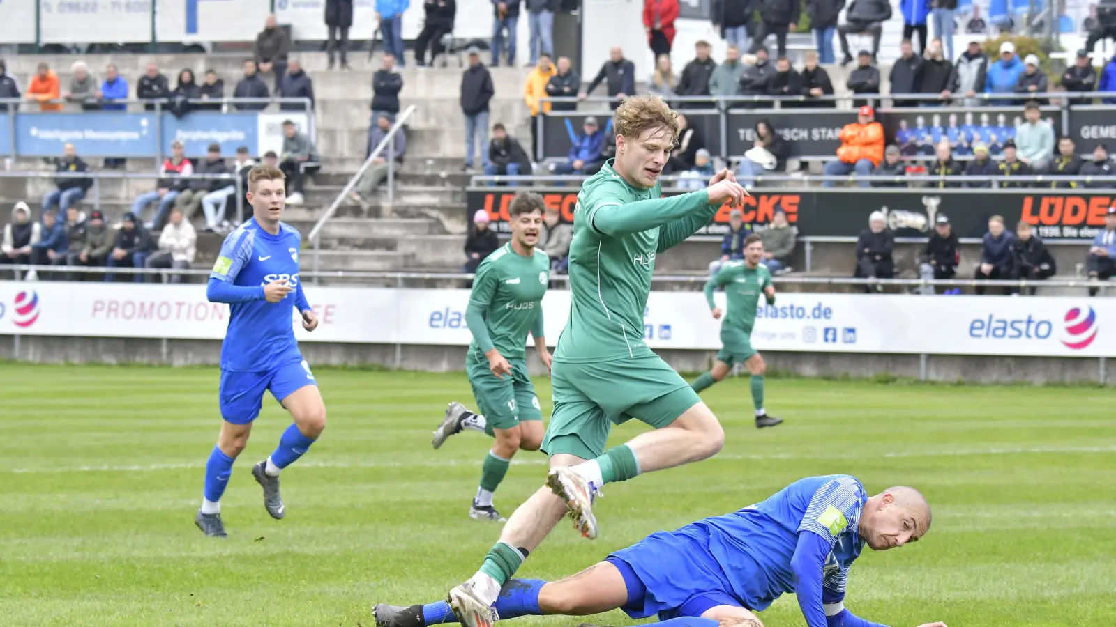 Drazen Misic (grünes Trikot, vorne) verlässt die DJK Gebenbach und wechselt in die Landesliga Nordost zum SC Schwabach 04.  (Bild: zg)