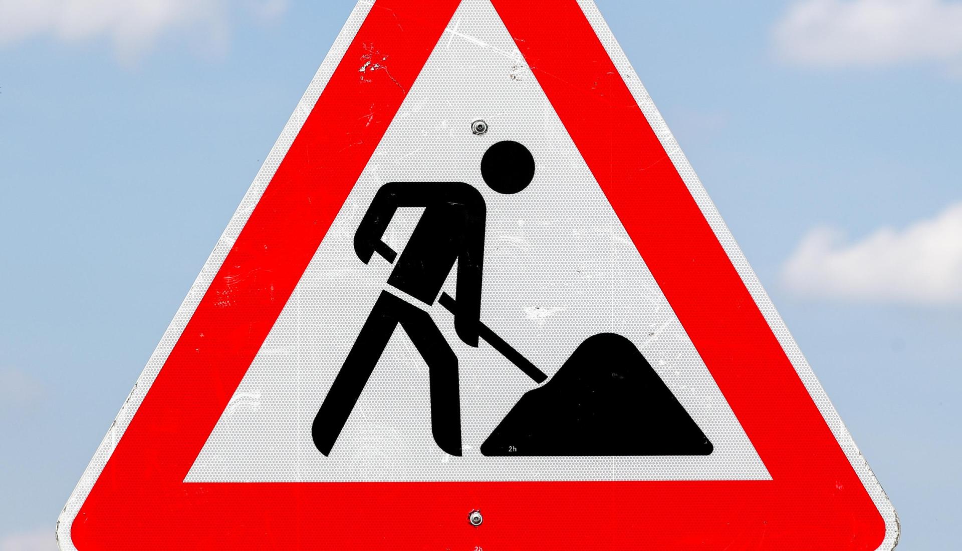 In Auerbach wird die Bahnhofstraße wegen dringender Arbeiten an einer Gasleitung gesperrt. (Symbolbild: Jan Woitas/dpa)