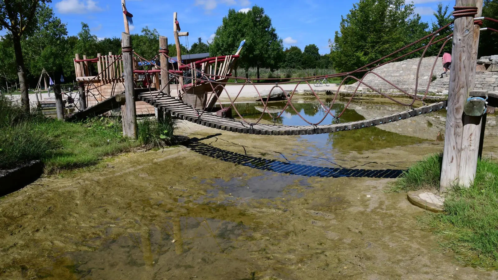 Der Kleinkinderbereich am Amberger Piratenspielplatz ist zum Teil gesperrt. Der Grund: verunreinigtes Wasser. (Archivbild: Petra Hartl)