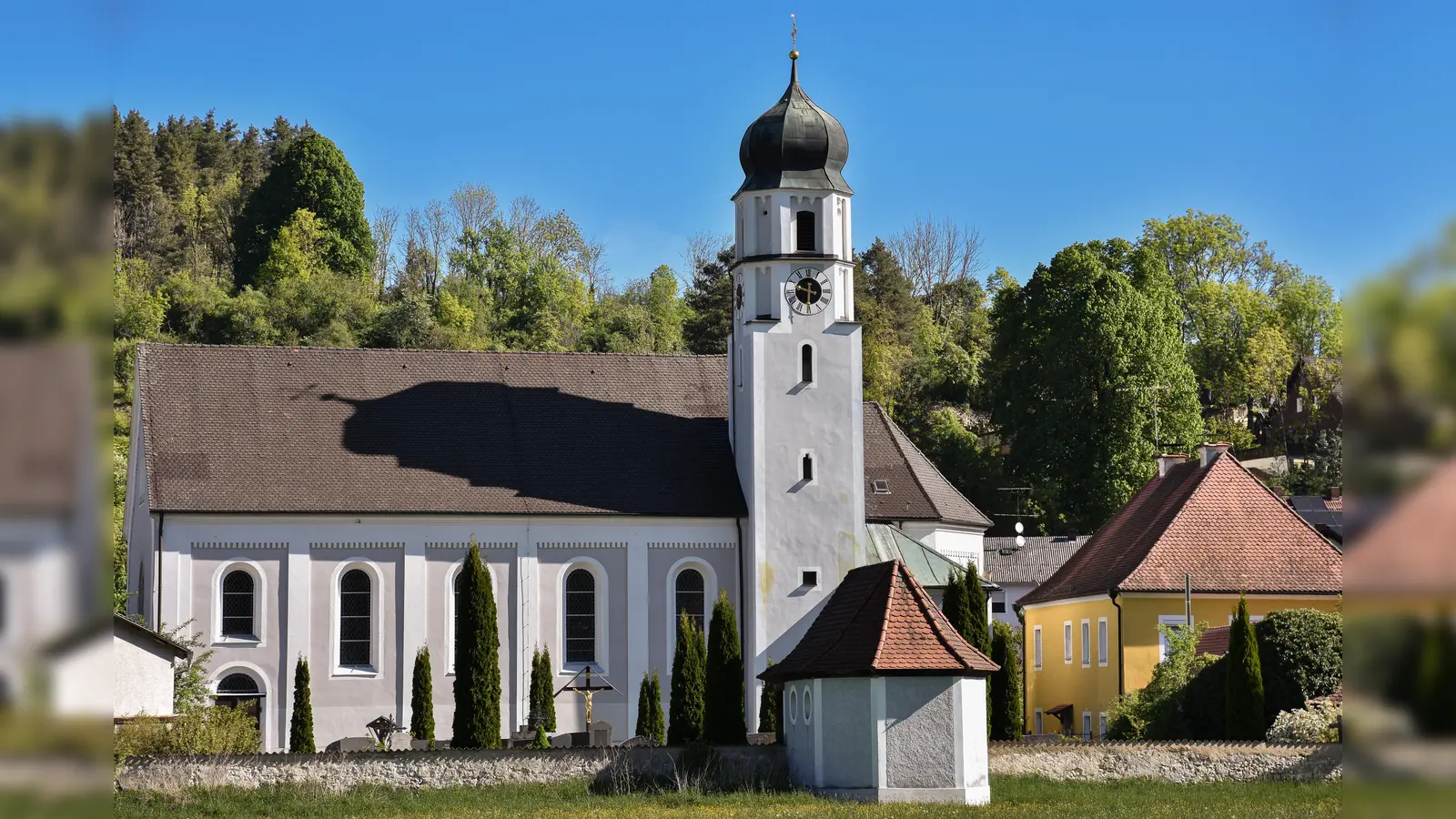 Ein Unbekannter bricht in das Pfarrhaus in Adertshausen ein und hinterlässt Sachschaden. Die Polizei sichert Spuren und ermittelt. (Archivbild: Stephan Huber)
