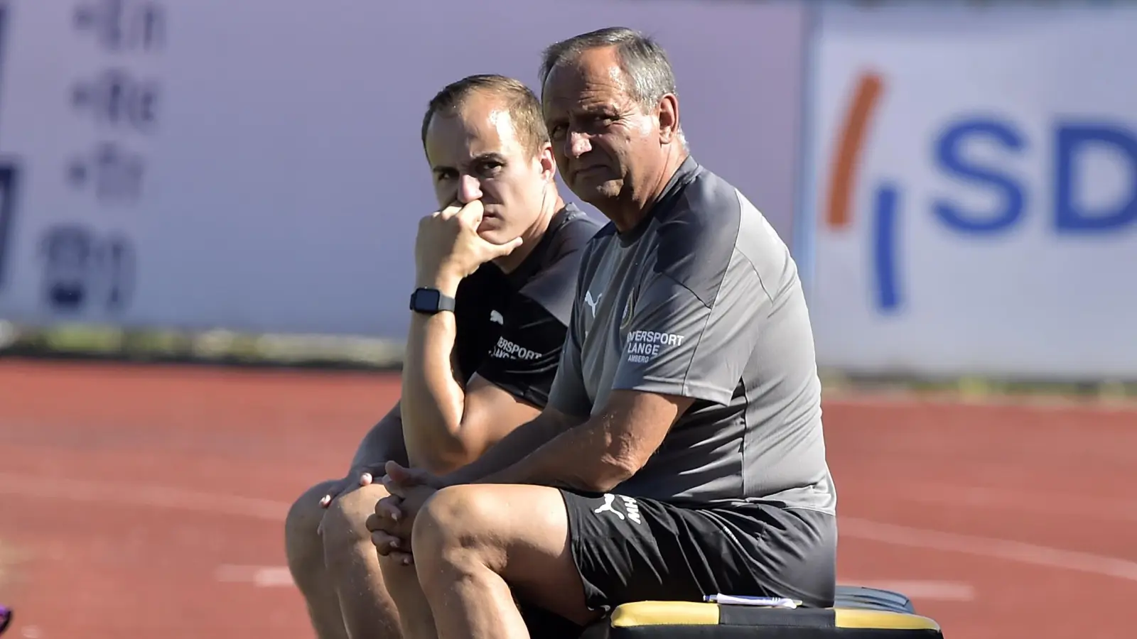 Karl Heinz Wagner (rechts/hier als Trainer des FC Amberg) wird Co-Trainer bei der DJK Ammerthal. (Archivbild: Hubert Ziegler)