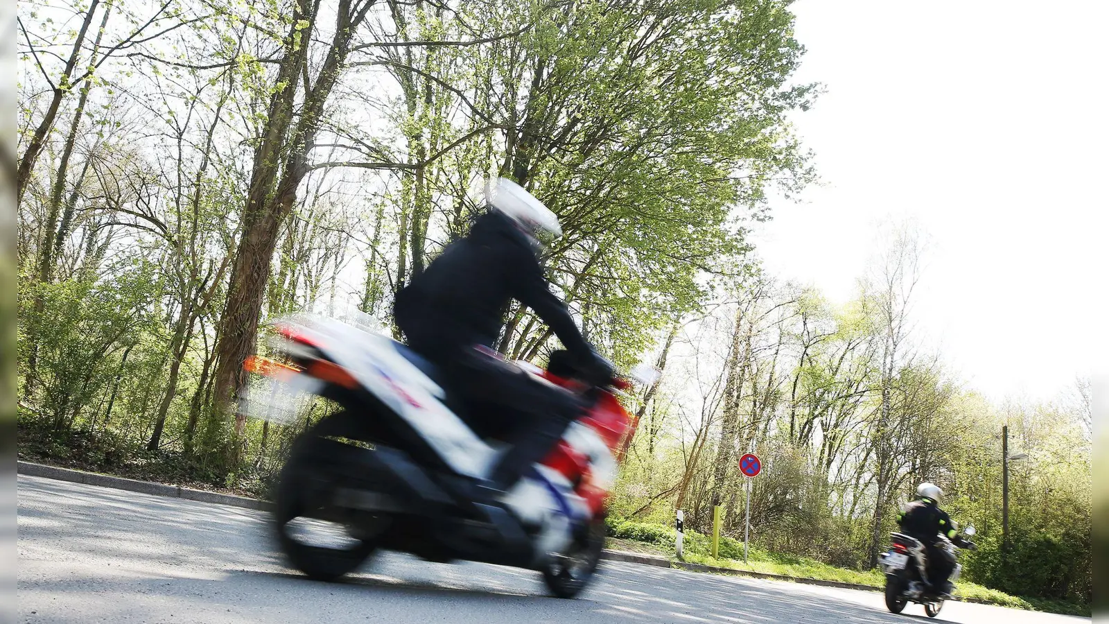Ein 43-jähriger Mann aus Sulzbach-Rosenberg stiehlt ein Motorrad und fährt ohne Führerschein und unter Drogeneinfluss. (Symbolbild: Roland Weihrauch/dpa)