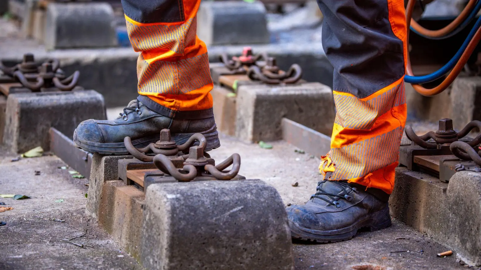 Die Arbeiter waren laut Polizei mit Gleisarbeiten in der Oberpfalz beschäftigt. (Symbolbild) (Bild: Jens Büttner/dpa)
