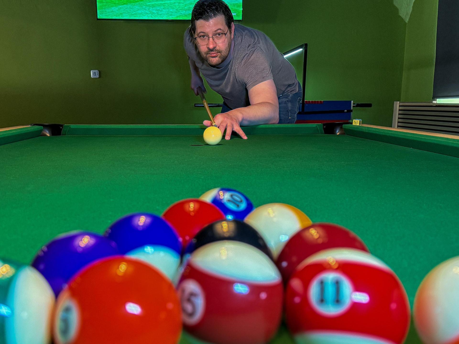 Seit Ende Januar hat die Sportbar von Philip McLarrin im Bachviertel geöffnet. Das spricht sich mittlerweile rum, immer mehr Gäste kommen – auch, um Billard zu spielen, sagt der neue Wirt. (Bild: Stephan Huber)