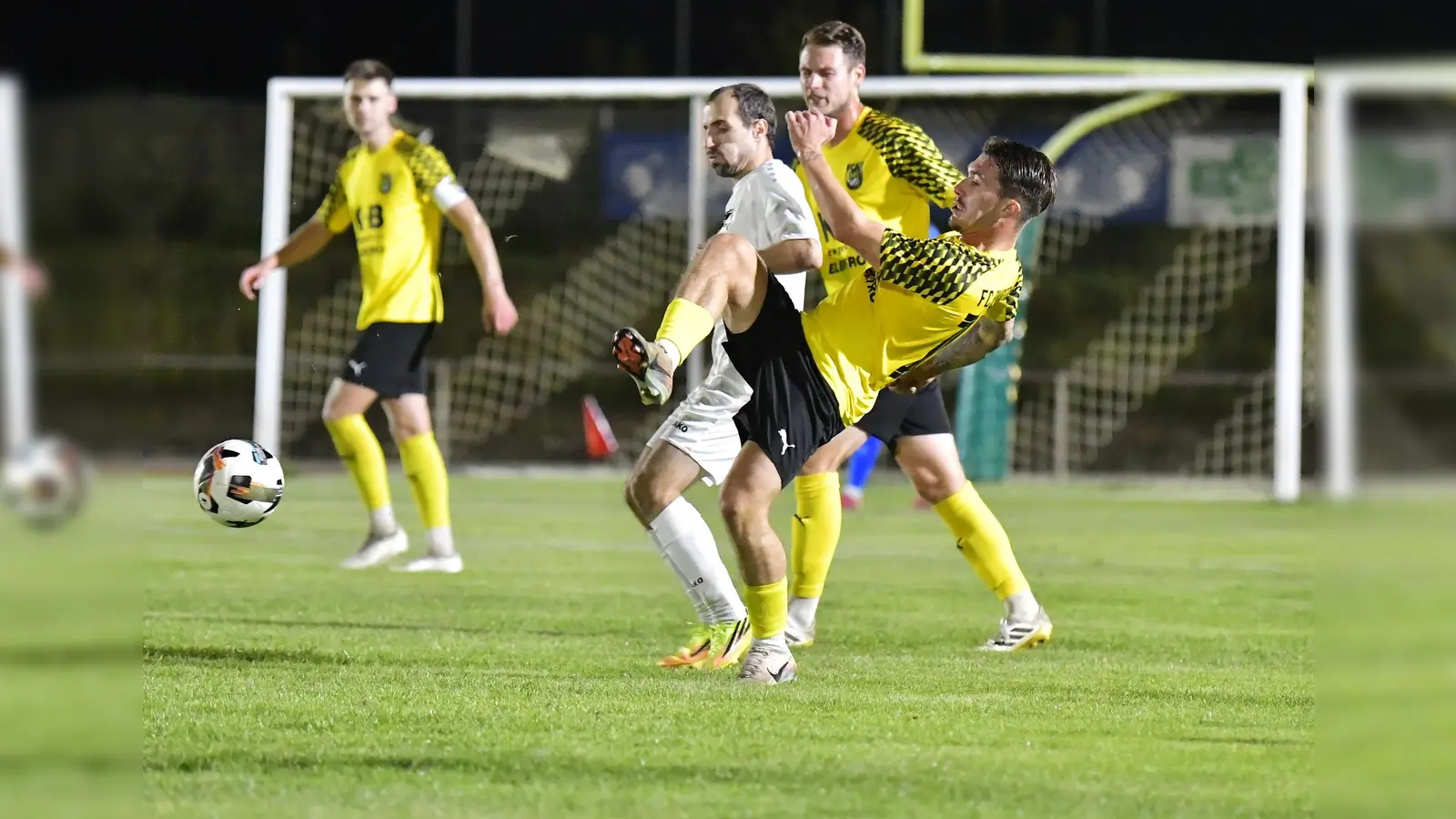 Leicht am Straucheln: Der FC Amberg verliert beim TSV Bogen mit 0:2. (Bild: Hubert Ziegler)