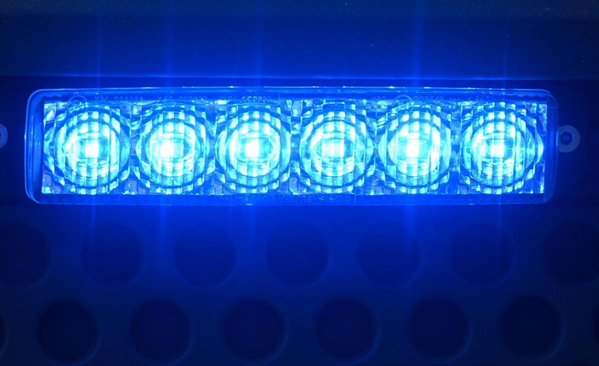 Ein unbekannter Täter schlägt in Amberg die Windschutzscheibe eines Autos ein. Die Polizei sucht Zeugen. (Symbolbild: Karl-Josef Hildenbrand/dpa)