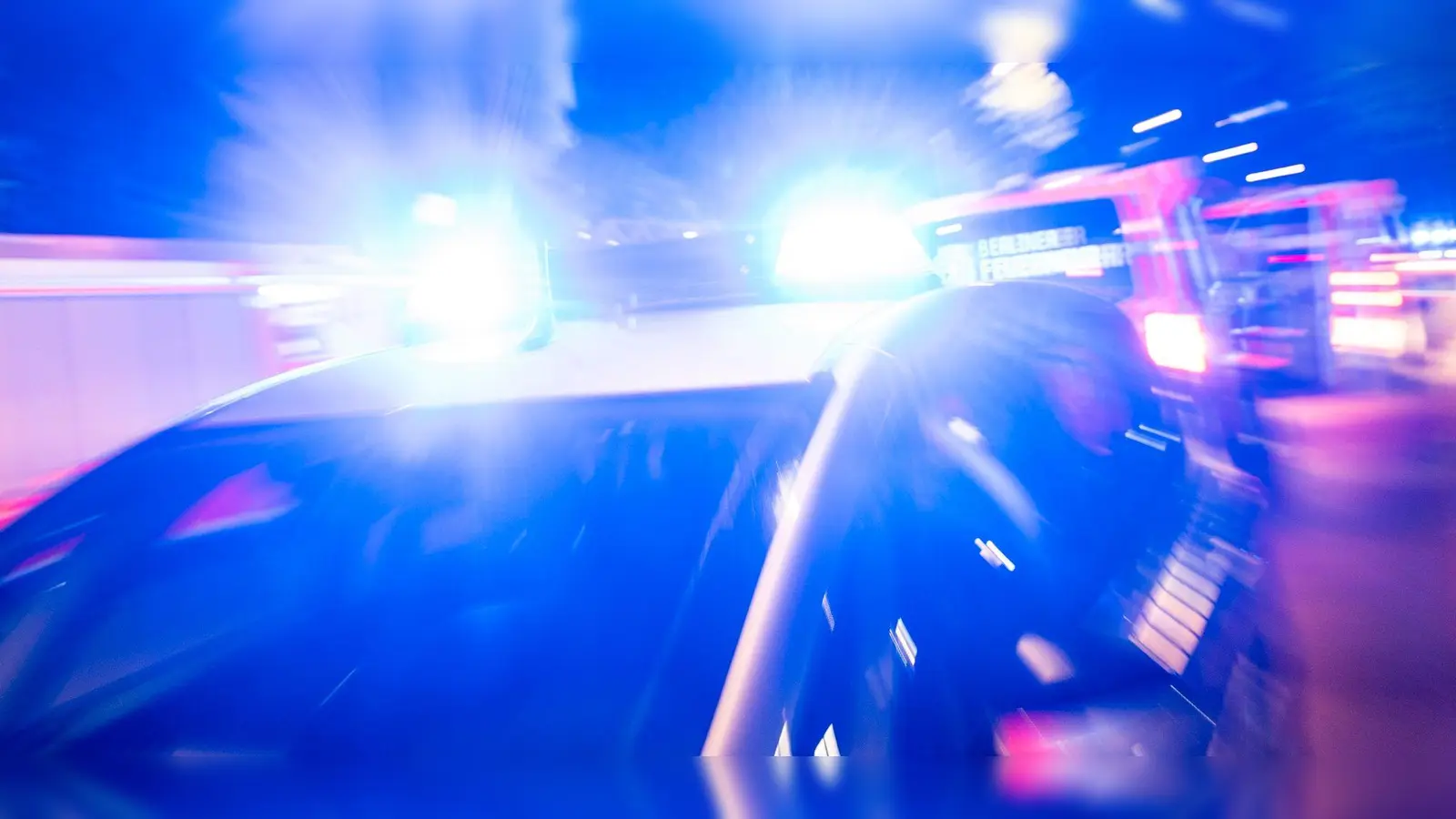 Ein Streifenwagen der Polizei steht mit Blaulicht an einem&nbsp;Einsatzort. (Bild: Christophe Gateau/dpa/Symbolbild)