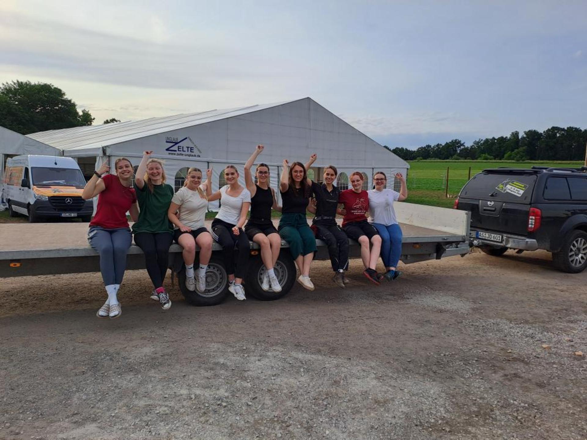 Hinter den Festdamen im Zelt geht es am Freitagabend los mit dem Feuerwehrfest in Ursulapoppenricht. (Bild: Feuerwehr Ursulapoppenricht)