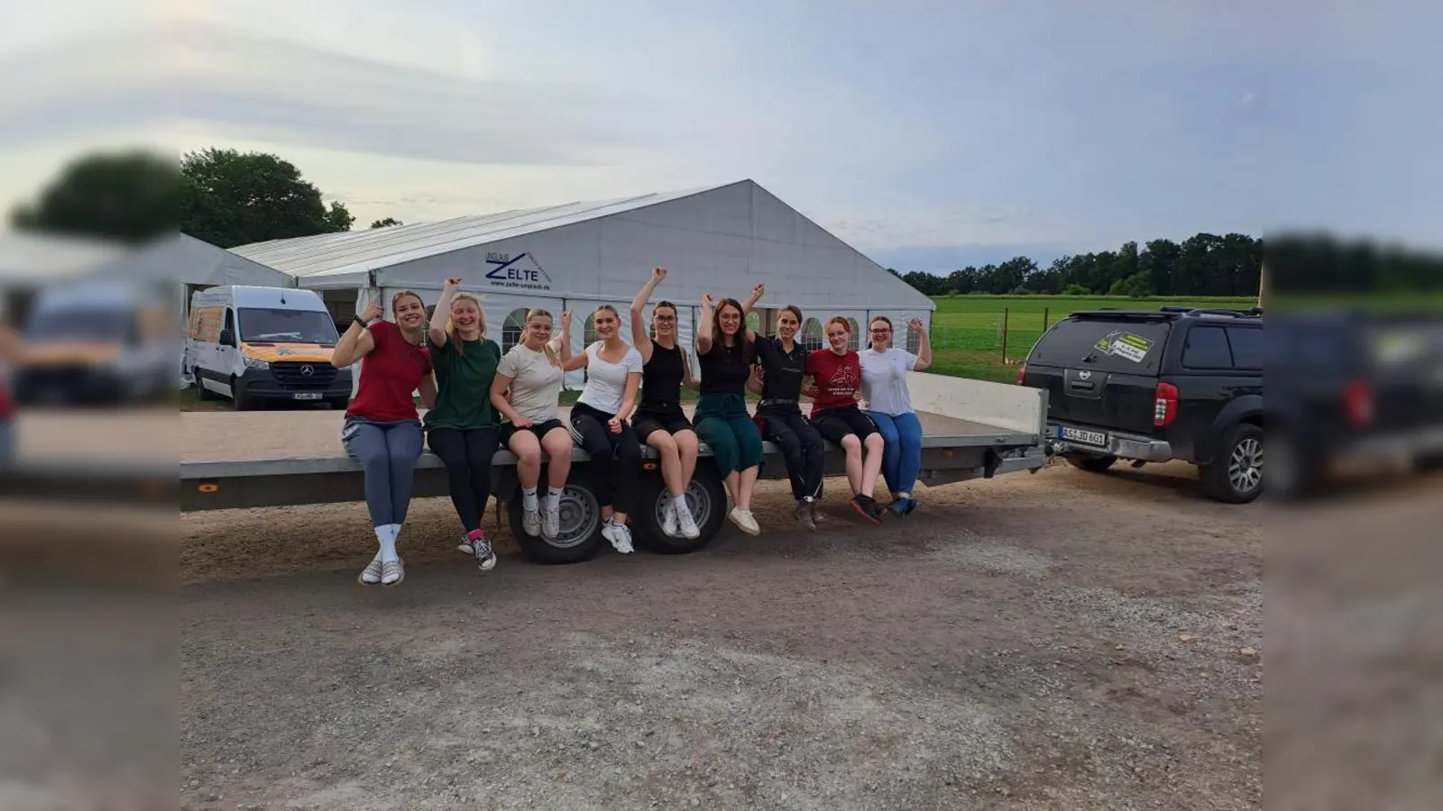 Hinter den Festdamen im Zelt geht es am Freitagabend los mit dem Feuerwehrfest in Ursulapoppenricht. (Bild: Feuerwehr Ursulapoppenricht)