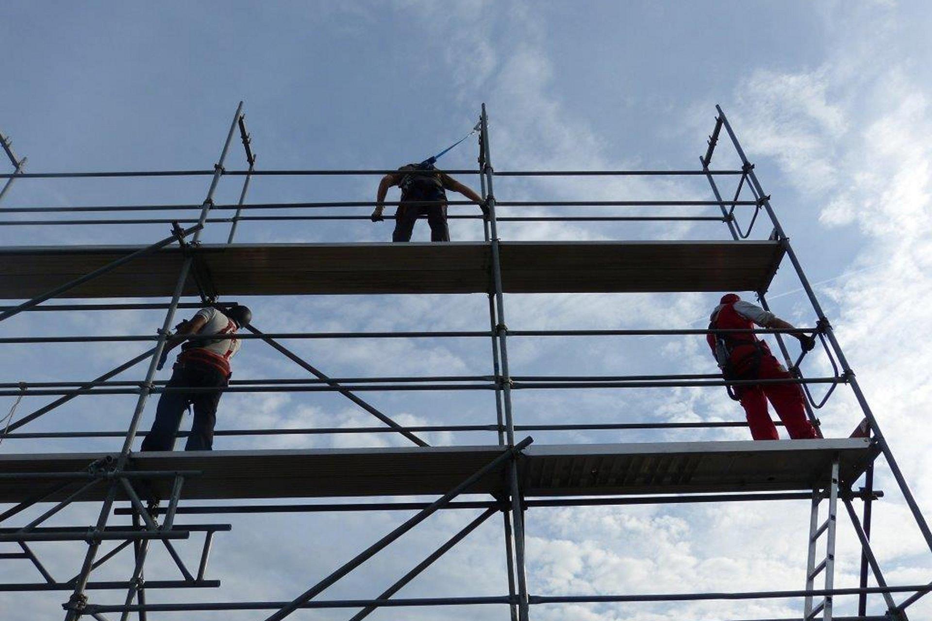 Drei Handwerker fordern von einem Rentner in Birgland einen überhöhten Preis für Arbeiten. Die Polizei greift ein. (Symbolbild: Bundesinnung für das Gerüstbau)