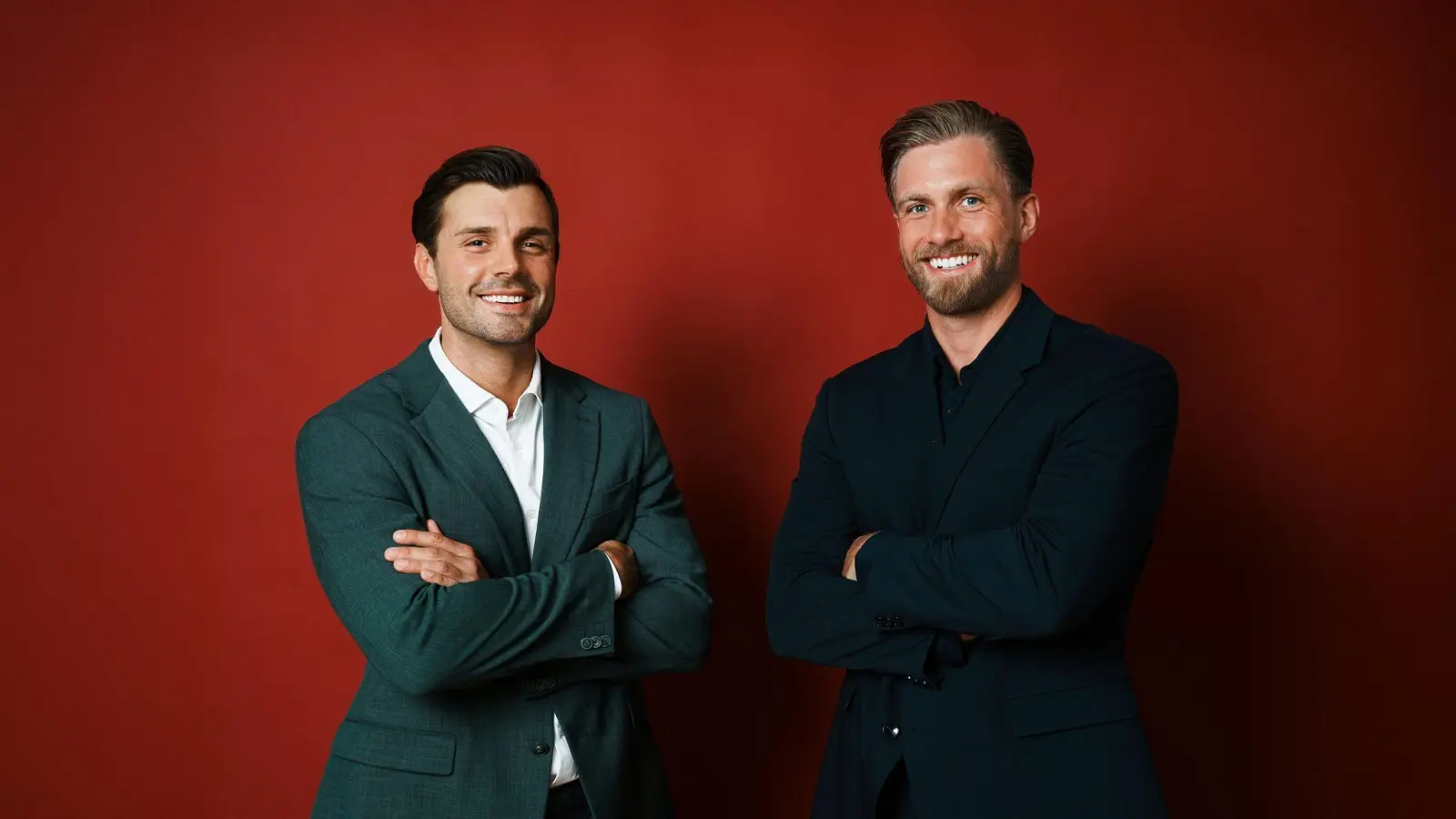 Tim Reitz (links) und Sebastian Paul sind die neuen „Bachelors“ von RTL.  (Bild: Lena-Luise Grellert/RTL/dpa)